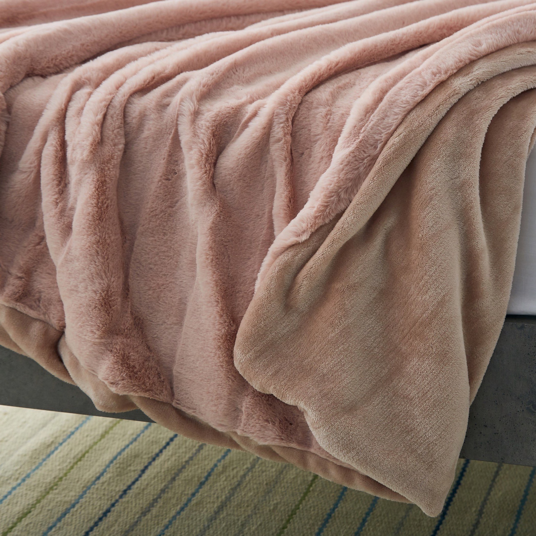 بطّانية فرو صناعي مزدوجة من نيلي - 150x220 سم-hbxhomeware-hbxbedroom-image-5