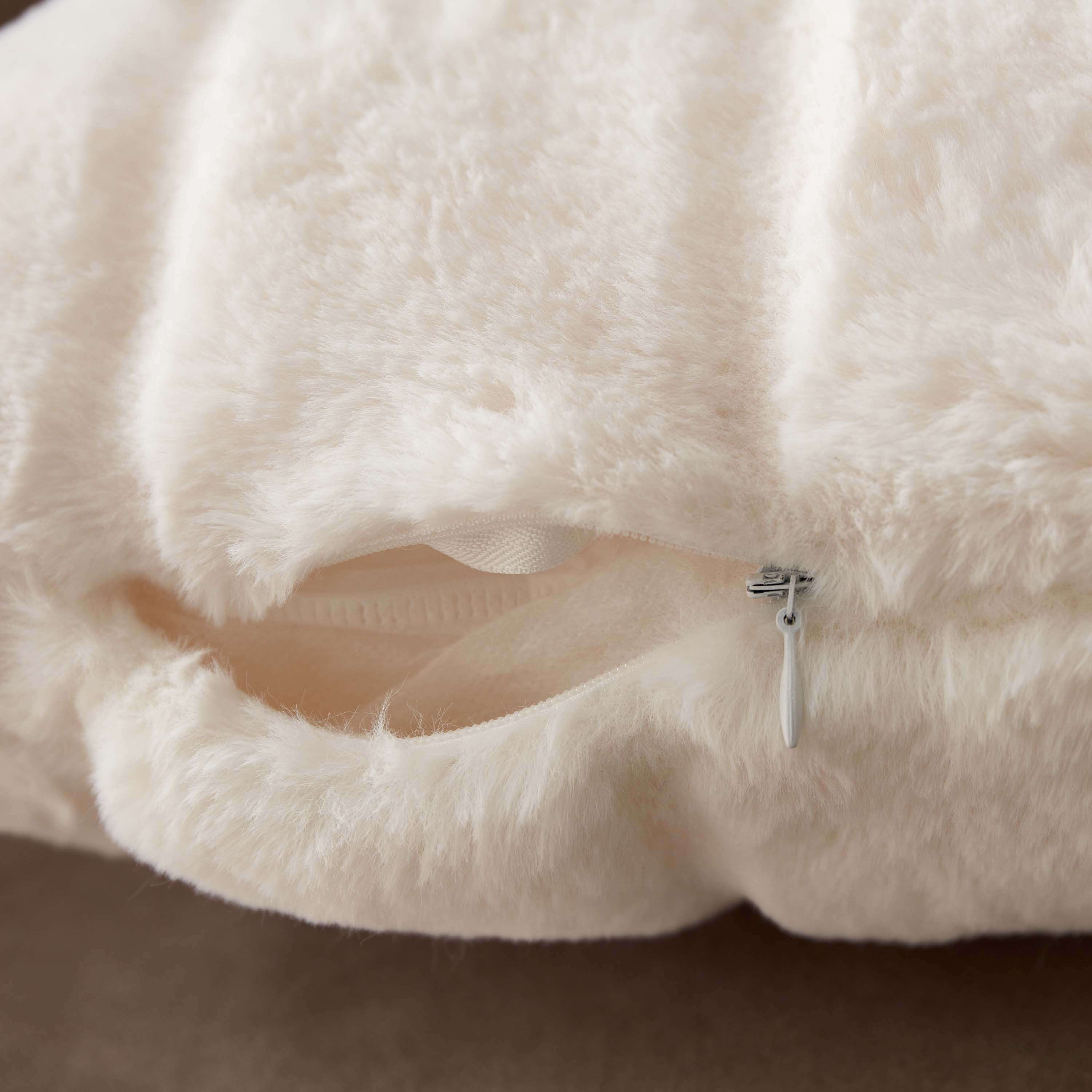 وسادة محشوة جاكار بفرو الأرنب الصناعي من نيللي - 45x45 سم-hbxlivingroom-furnishings-cushionsandcovers-filledcushions-image-3