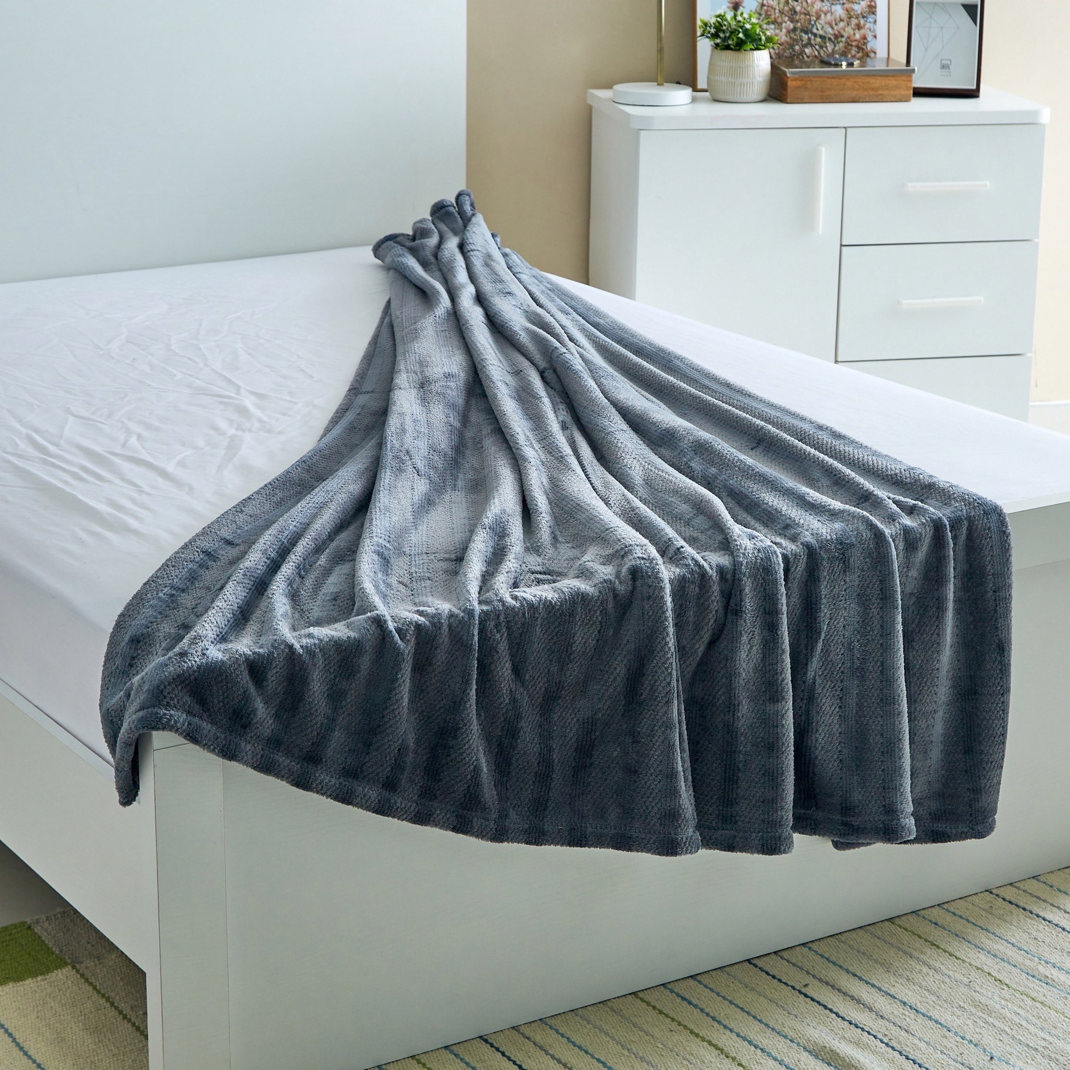 بطانية كوين فلانيل جاكارد من إيميلي - 200x220 سم-hbxhomeware-hbxbedroom-image-2