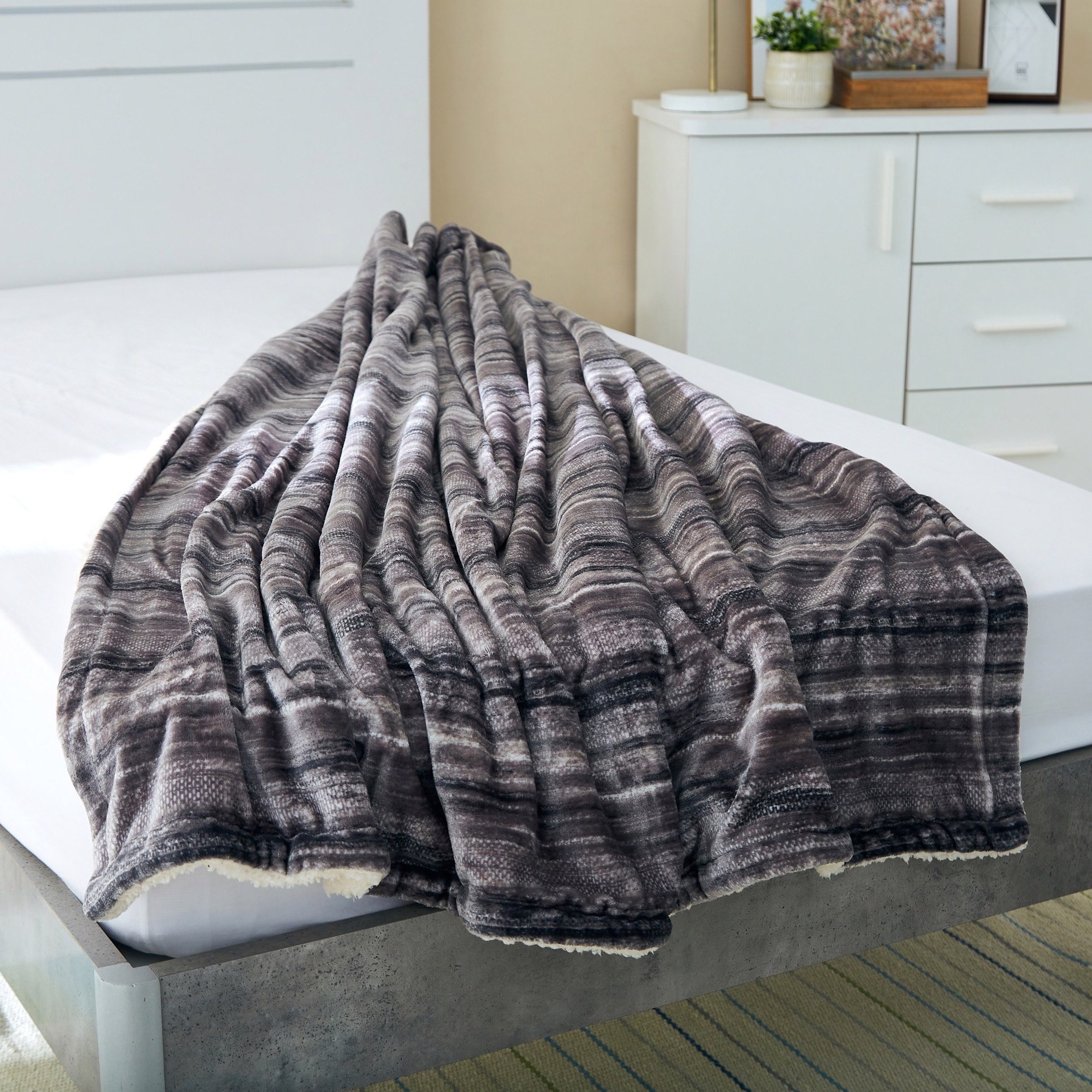 بطانية كوين شيربا فلانيل بطبعات من براكستون - 200x220  سم-hbxhomeware-hbxbedroom-image-2