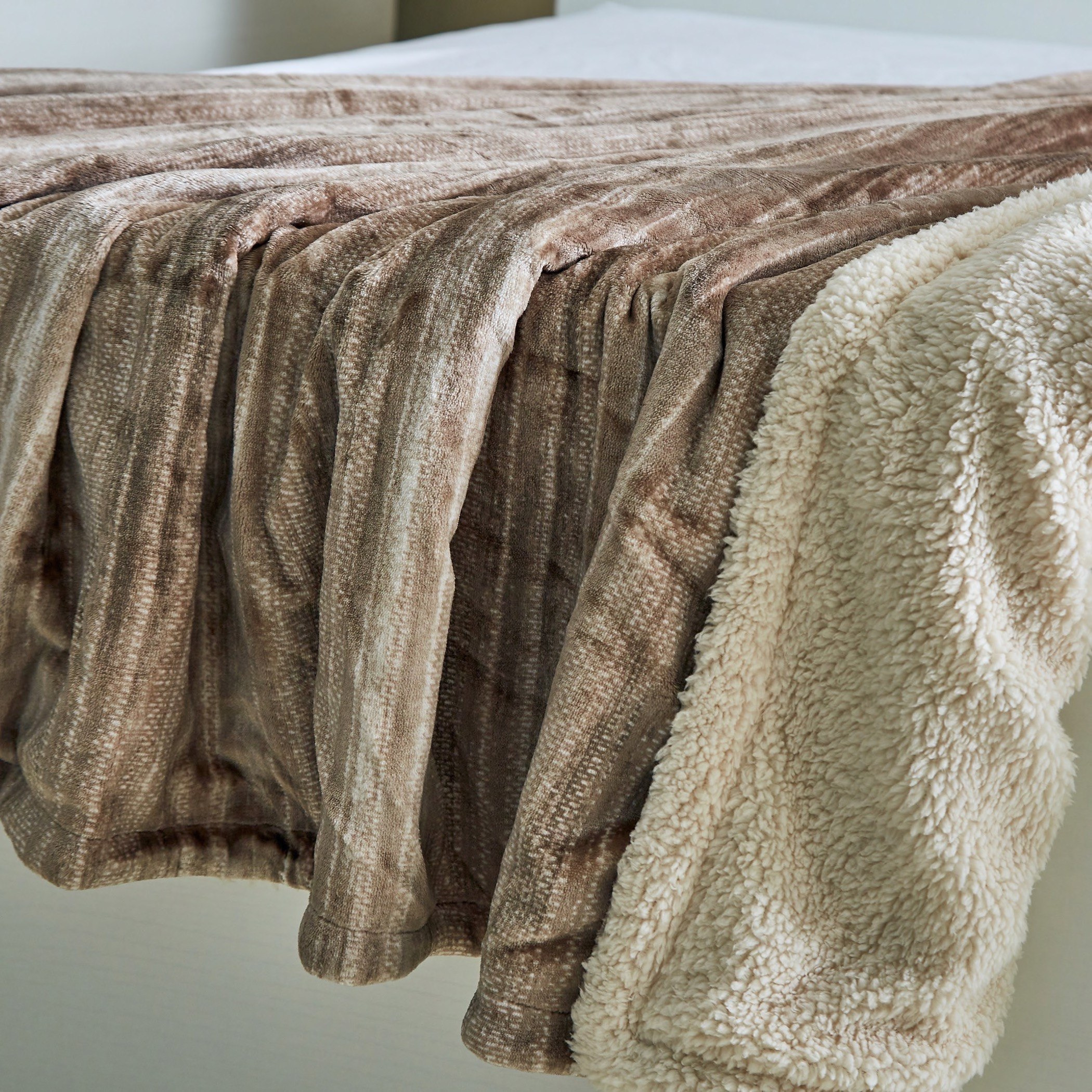 بطانية مزدوجة شيربا فلانيل من براكستون - 150x200 سم-hbxhomeware-hbxbedroom-image-4
