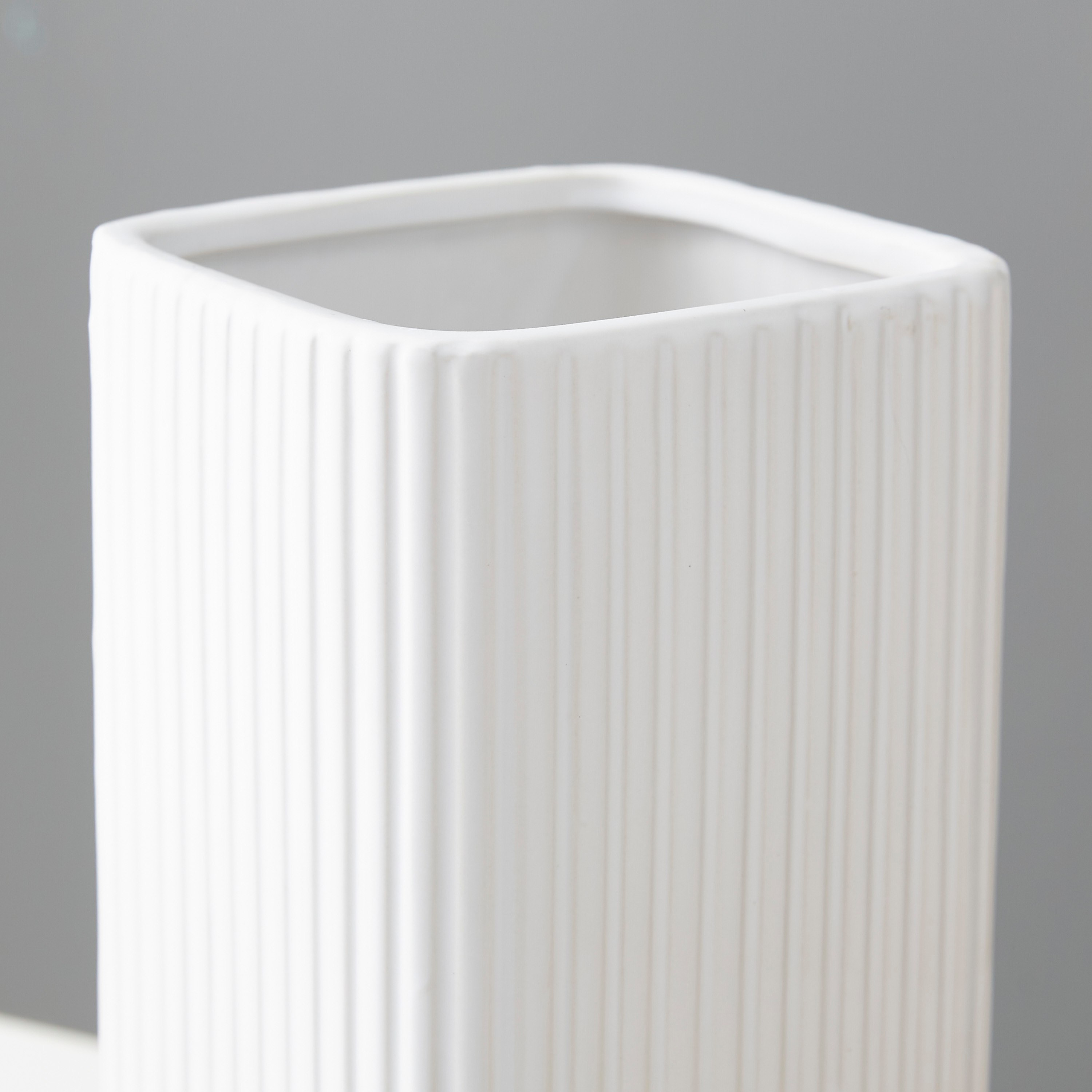 مزهرية سيراميك مضلعة من سانسا - 12.5x12.5x25 سم-hbxbedroom-decorandaccessories-vases-image-3