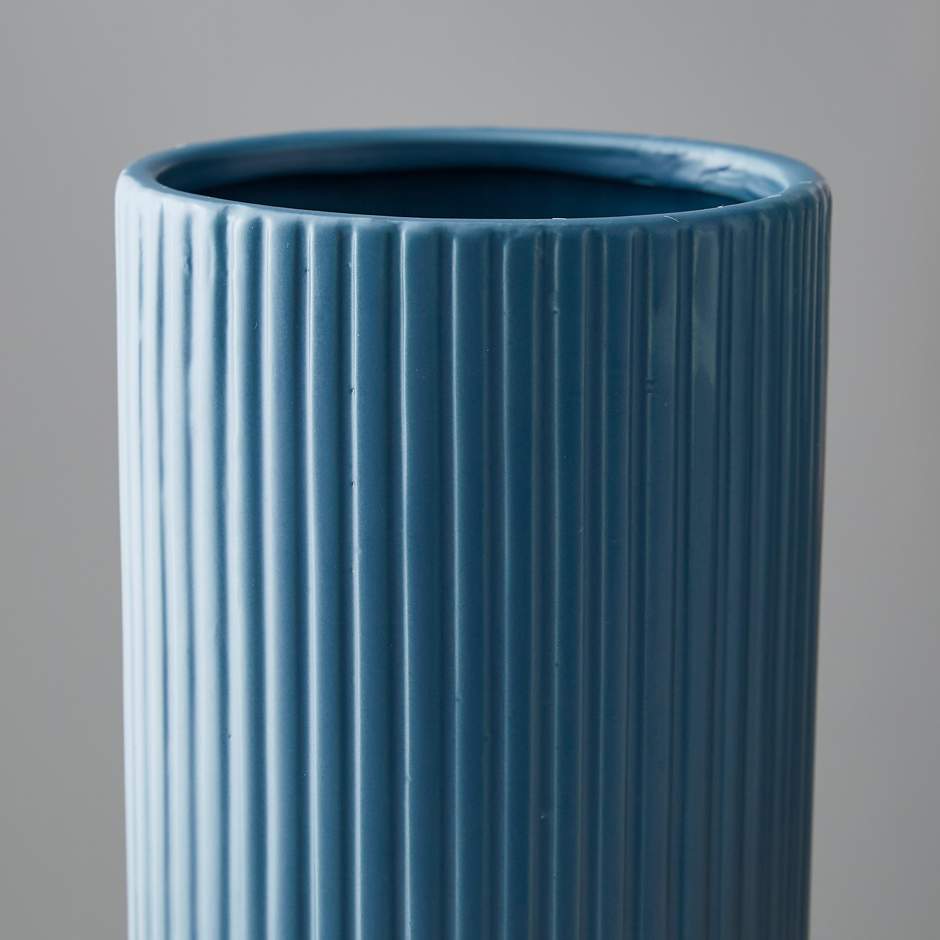 مزهرية سيراميك مضلّعة بحامل من سانسا - 12x12x25 سم-hbxbedroom-decorandaccessories-vases-image-3