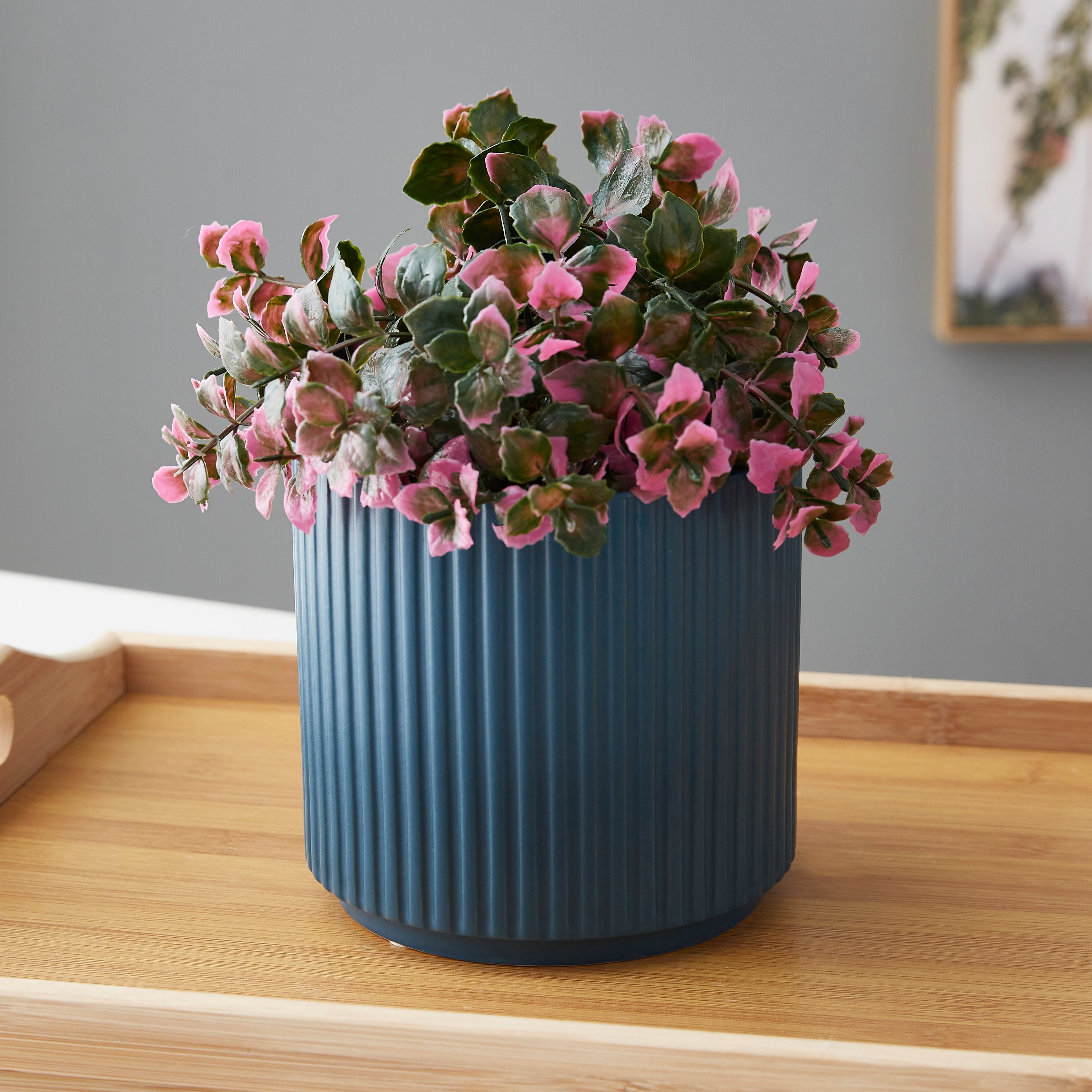 مزهرية سيراميك مضلّعة بحامل من سانسا - 14x14x12.5 سم-hbxbedroom-decorandaccessories-vases-image-1