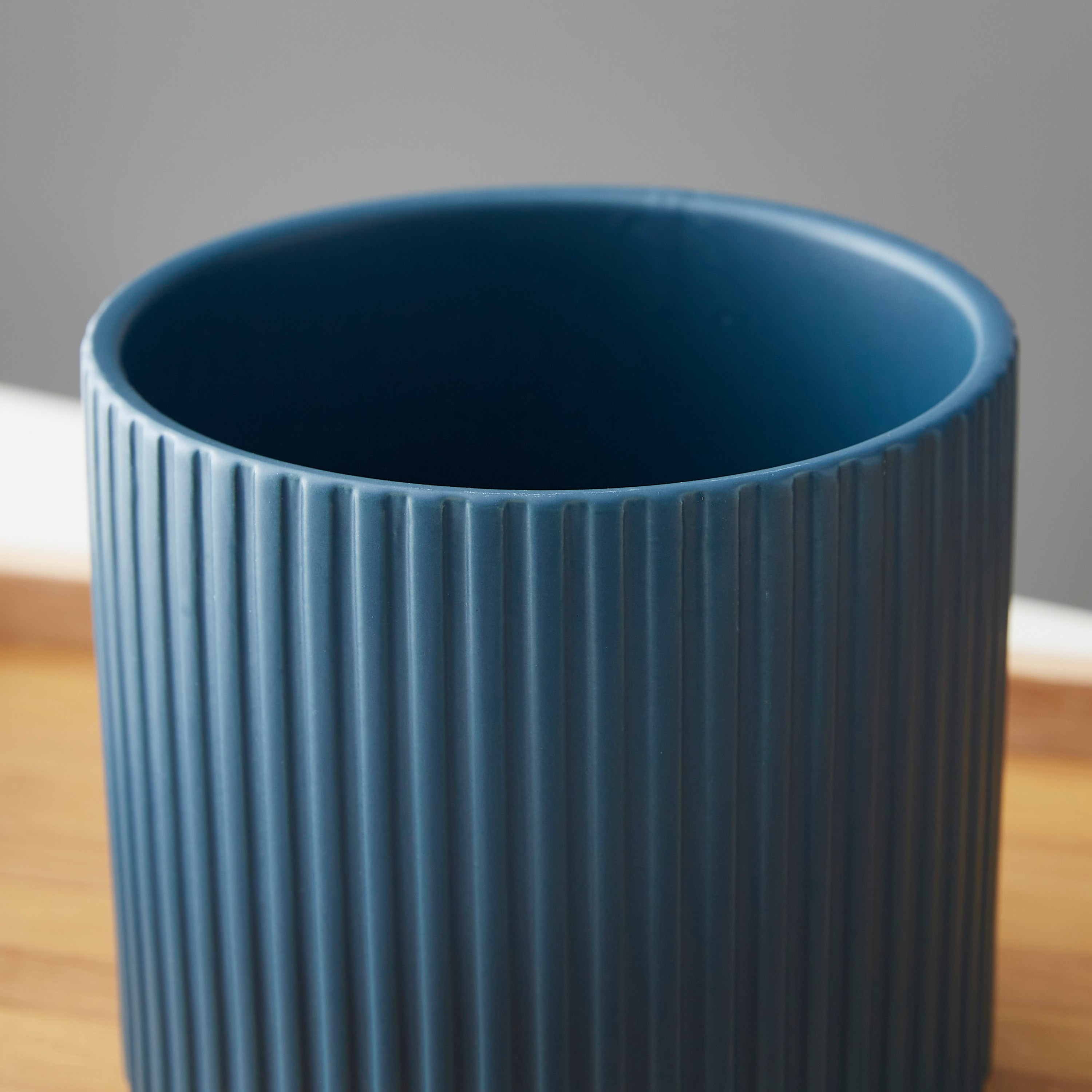 مزهرية سيراميك مضلّعة بحامل من سانسا - 14x14x12.5 سم-hbxbedroom-decorandaccessories-vases-image-3