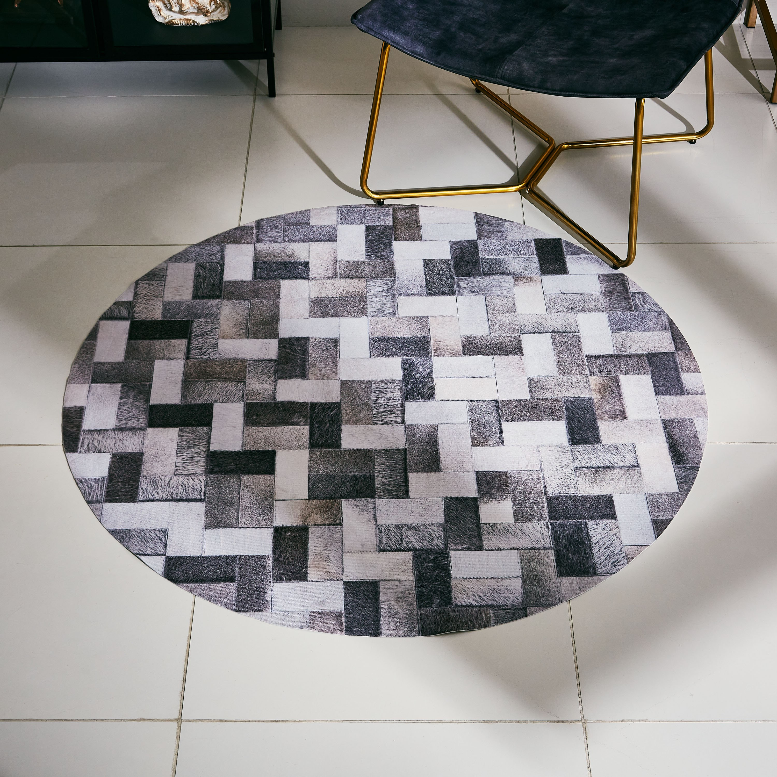 سجادة كبيرة برقعة جلد صناعي من باتش كوا - 120 سم-hbxdecorandfurnishings-floorcoverings-rugs-image-1