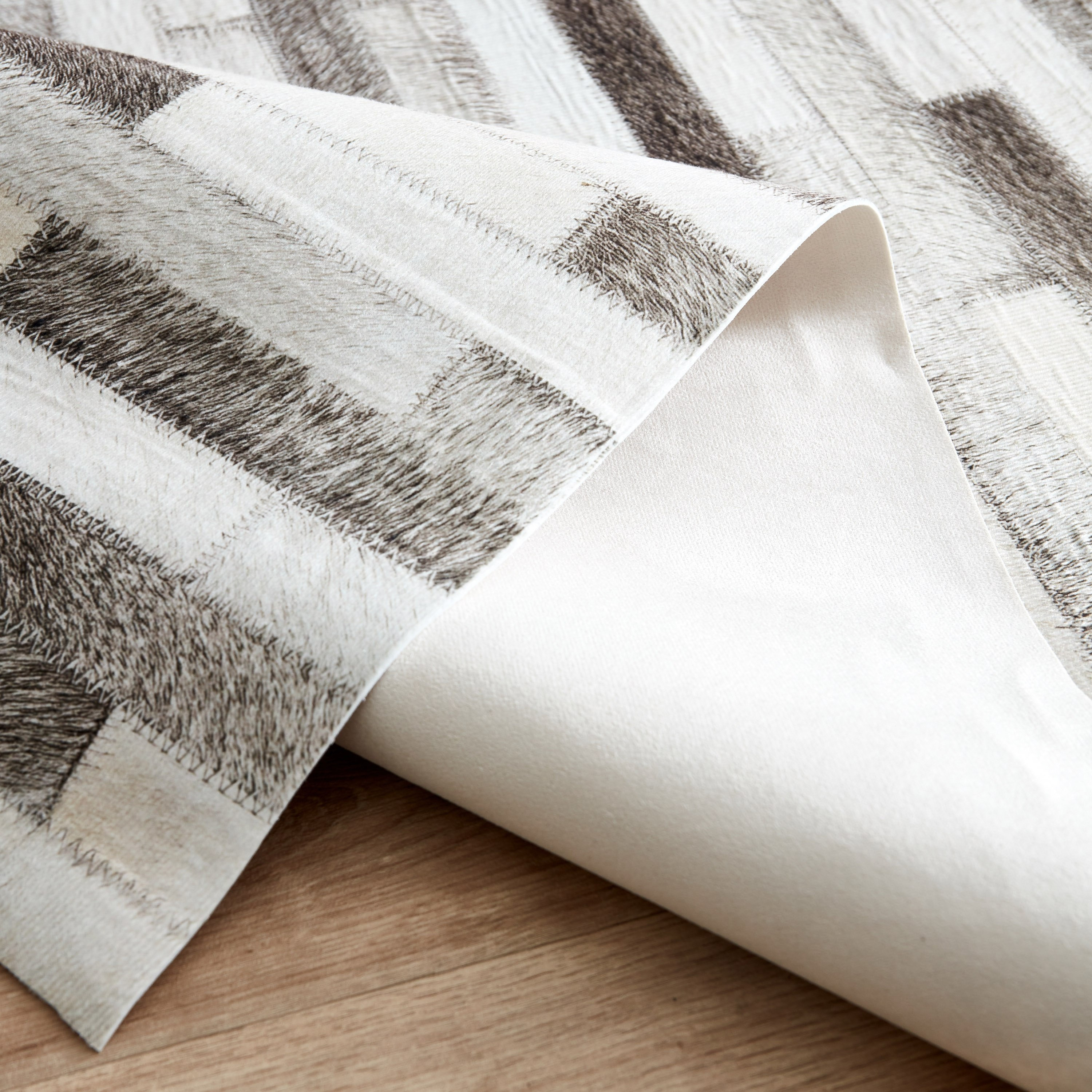 سجادة كبيرة برقعة جلد صناعي من باتش إيفو - 150x200 سم-hbxdecorandfurnishings-floorcoverings-rugs-image-4