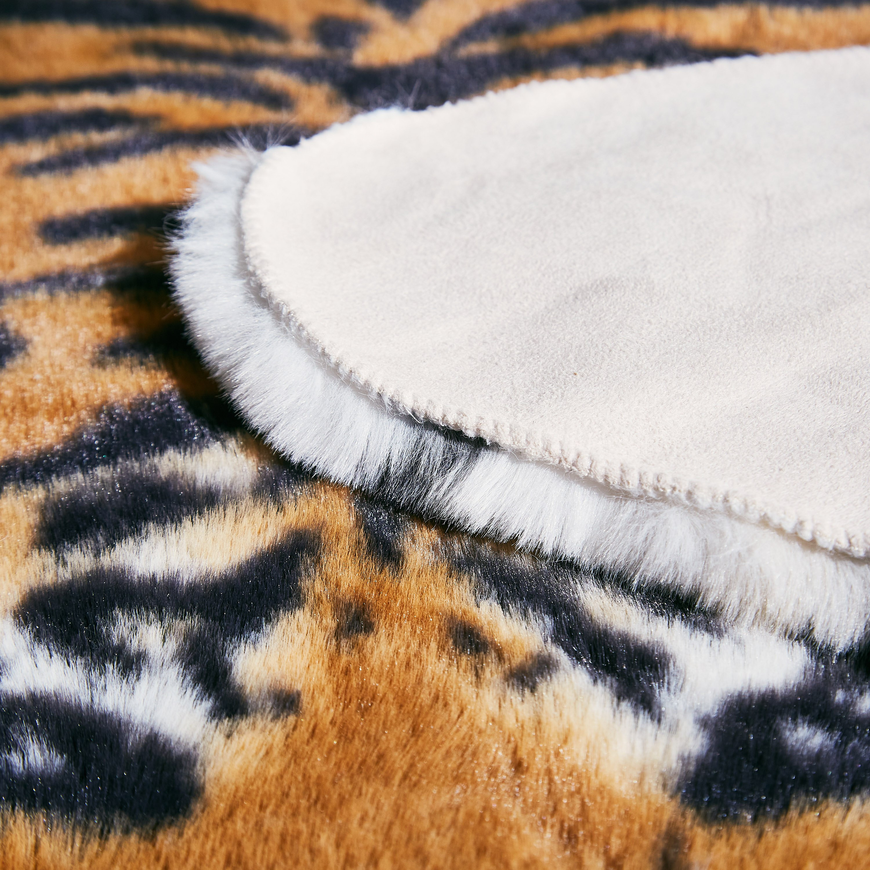 سجادة جلد النمر الصناعي - 90x110 سم-hbxdecorandfurnishings-floorcoverings-rugs-image-4