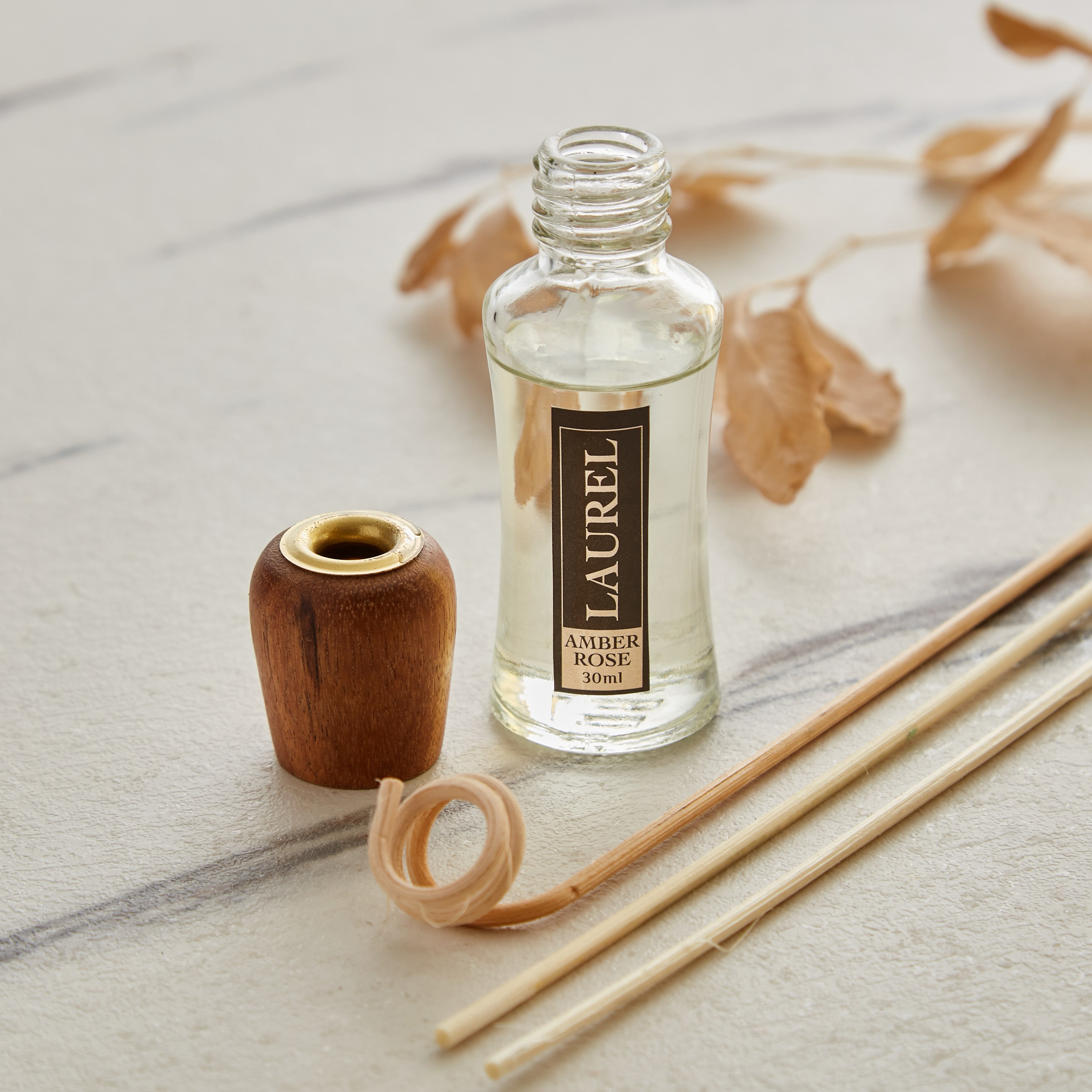 طقم موزع عطر بعيدان خشبية برائحة زهرة العنبر من لوريل - 30 مل-hbxbedroom-homefragrance-diffusers-image-2