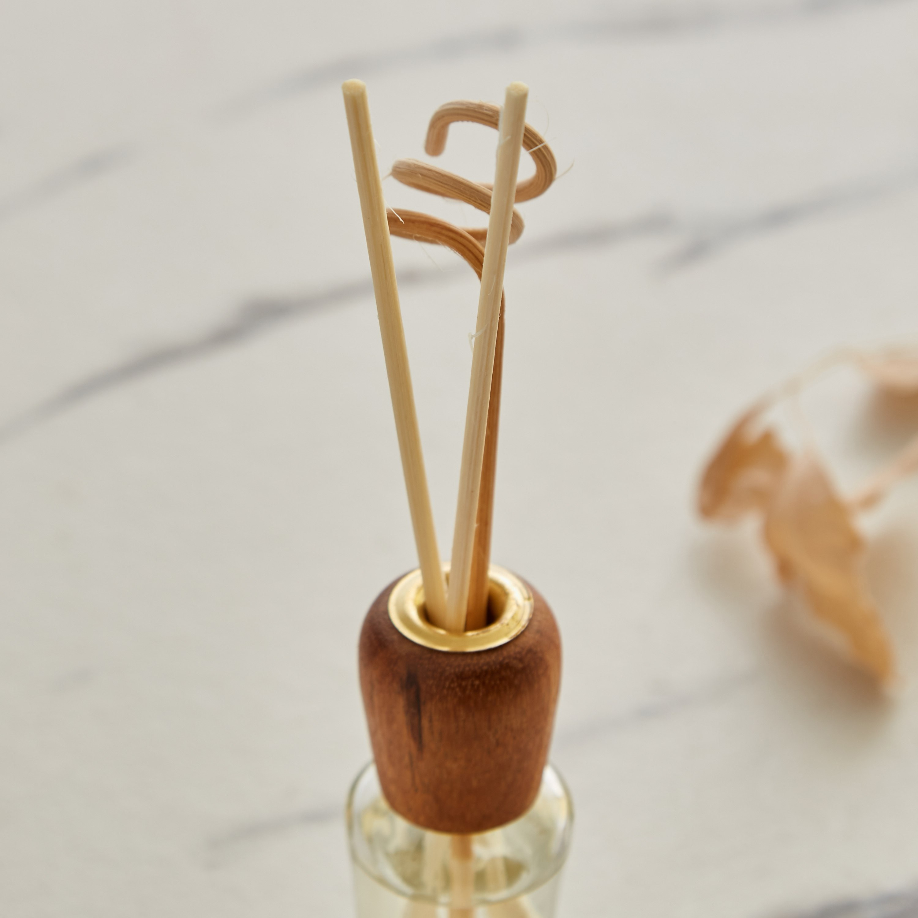 طقم موزع عطر بعيدان خشبية برائحة زهرة العنبر من لوريل - 30 مل-hbxbedroom-homefragrance-diffusers-image-3