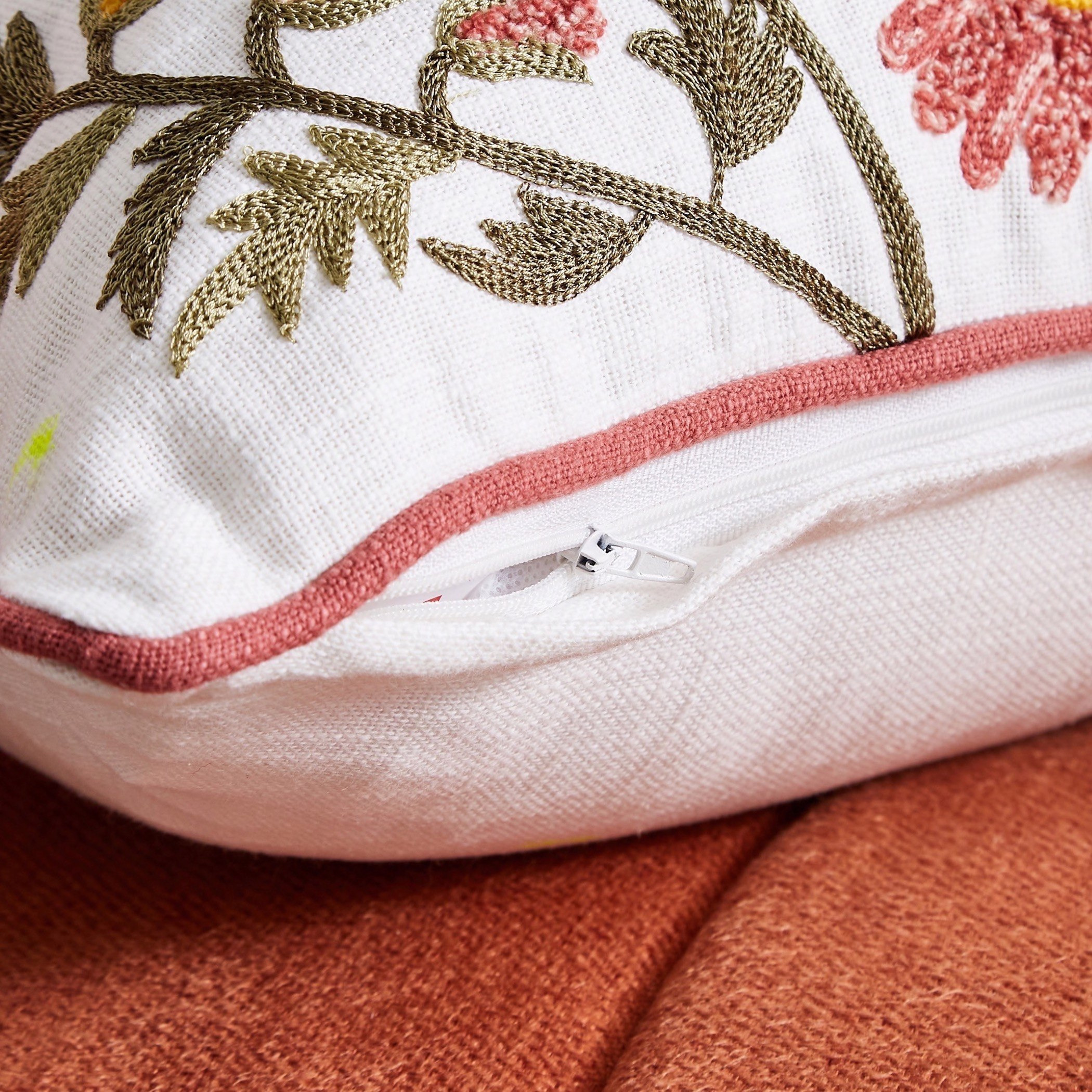 وسادة محشوة مزيّنة من فلورانس- 30x50 سم-hbxlivingroom-furnishings-cushionsandcovers-filledcushions-image-3