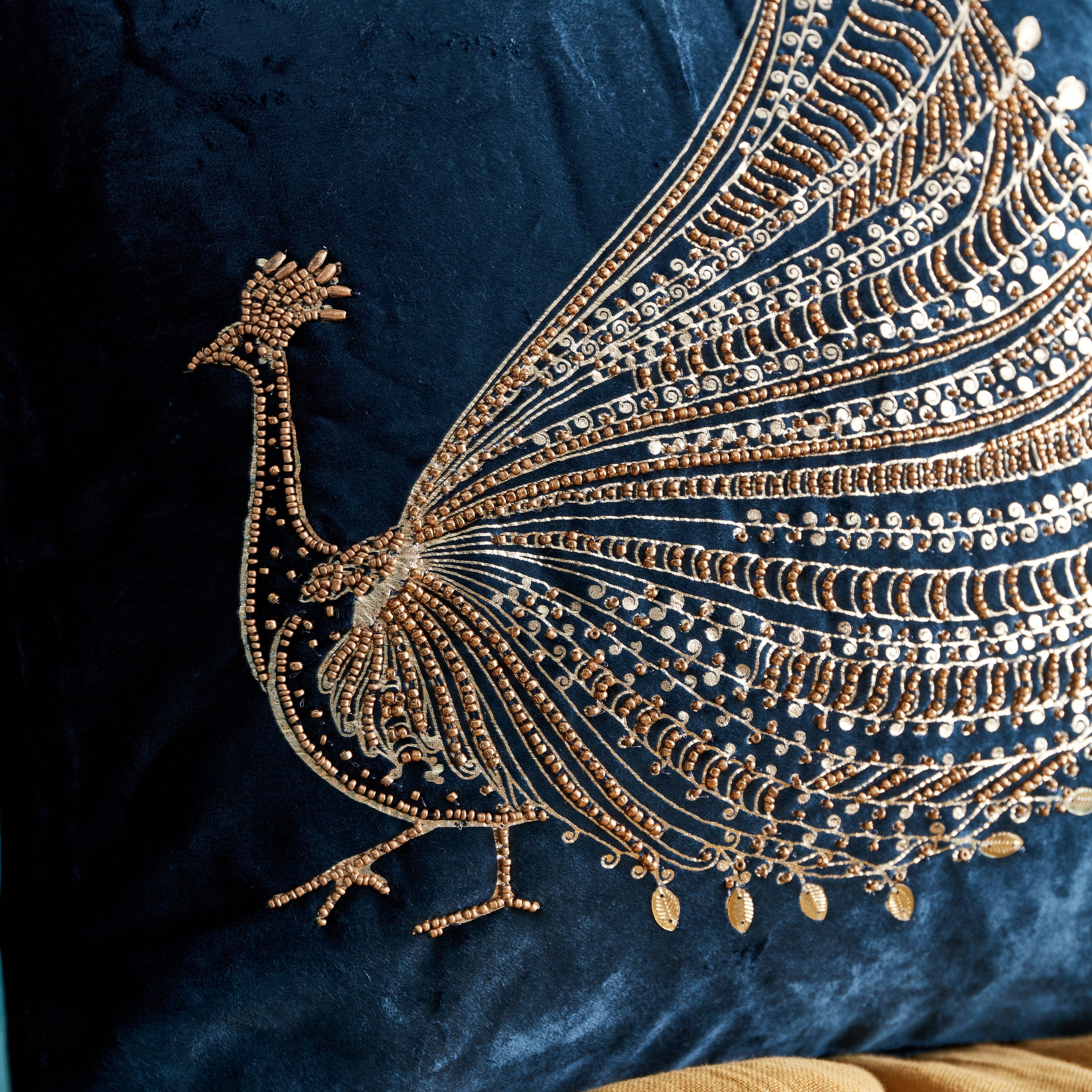 وسادة محشوة مزيّنة من بيكوك مووي - 45x45 سم-hbxlivingroom-furnishings-cushionsandcovers-filledcushions-image-2