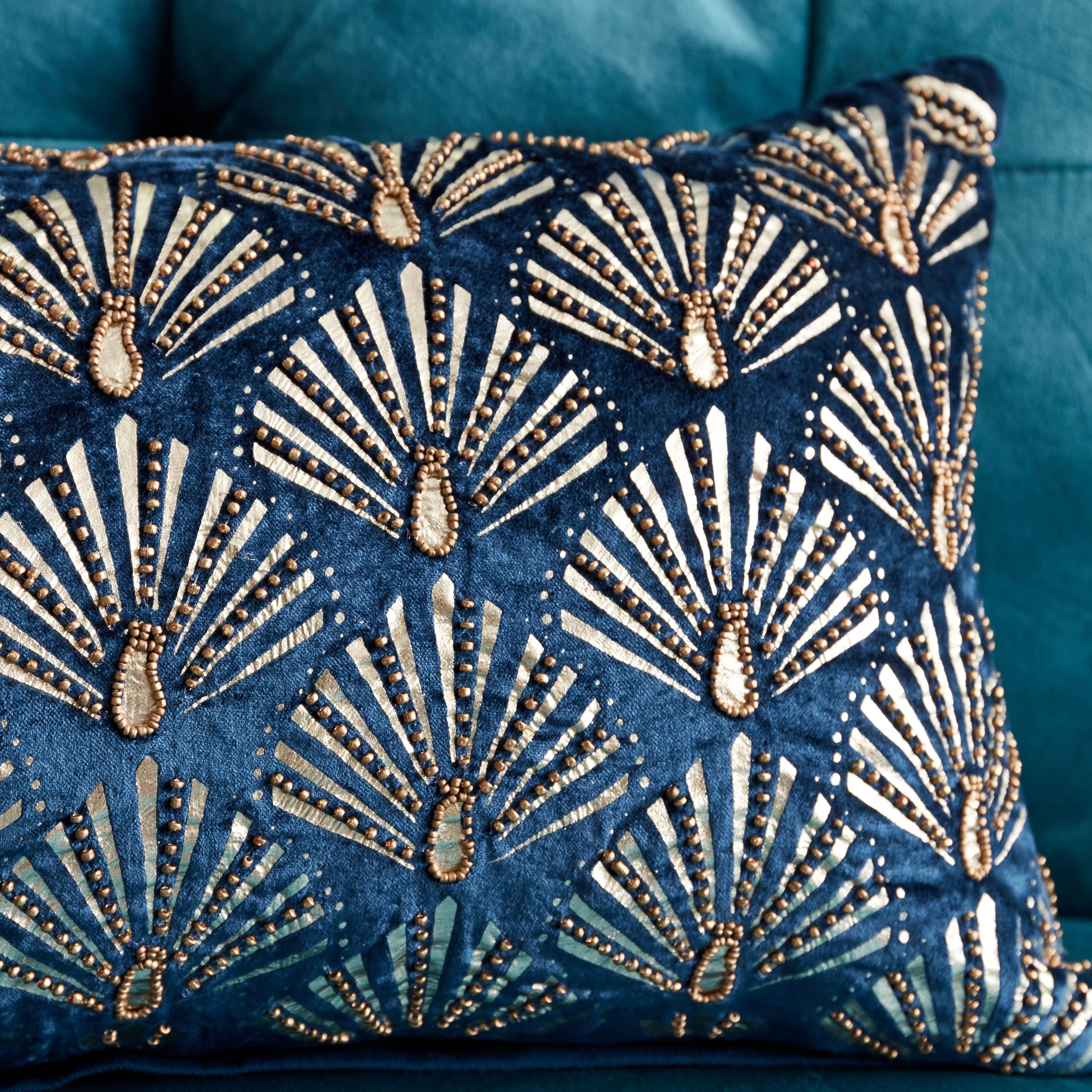 وسادة محشوة مزيّنة من بيكوك أورلا - 30x50 سم-hbxlivingroom-furnishings-cushionsandcovers-filledcushions-image-2