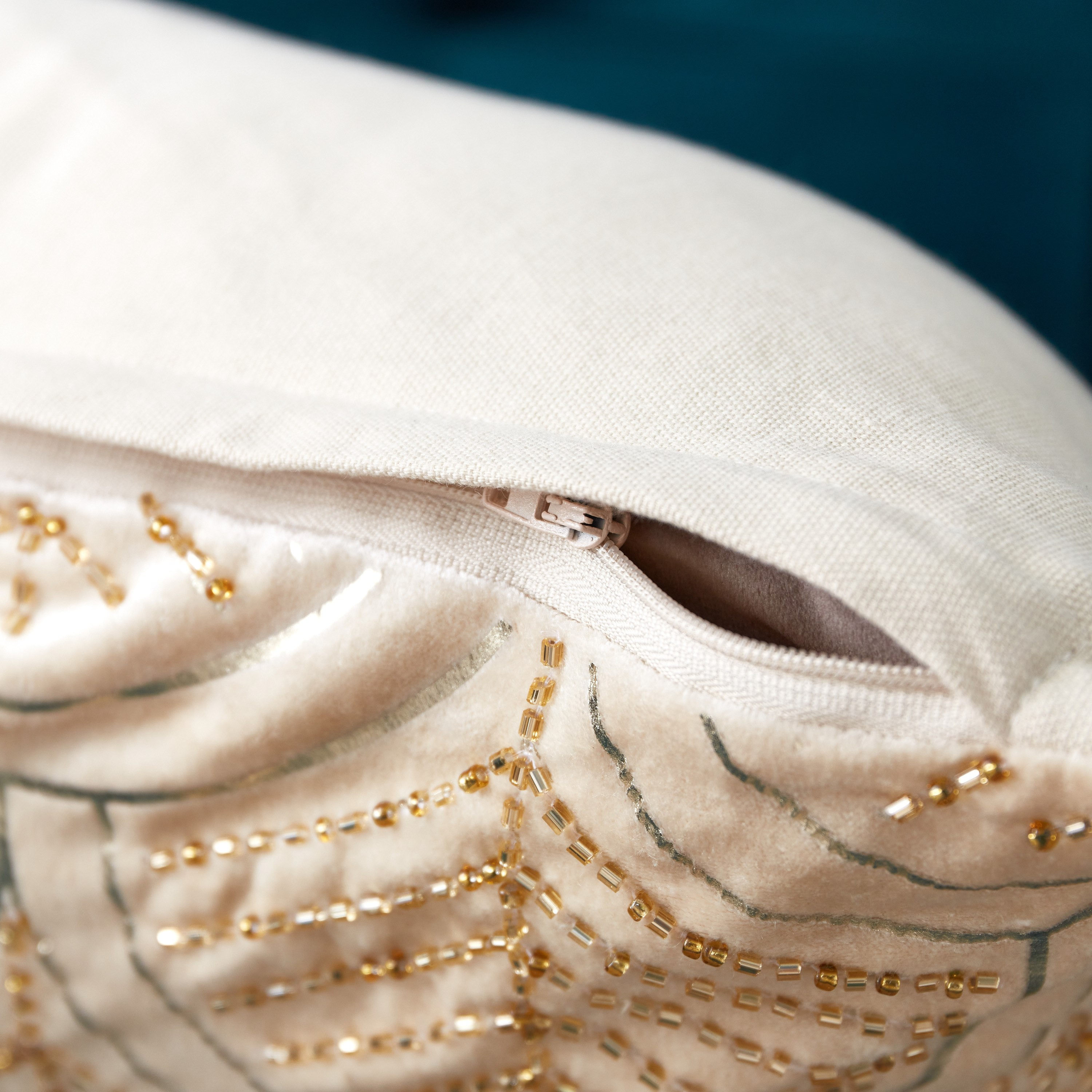 وسادة محشوة مزينة من مافريك لارس - 45x45 سم-hbxlivingroom-furnishings-cushionsandcovers-filledcushions-image-3