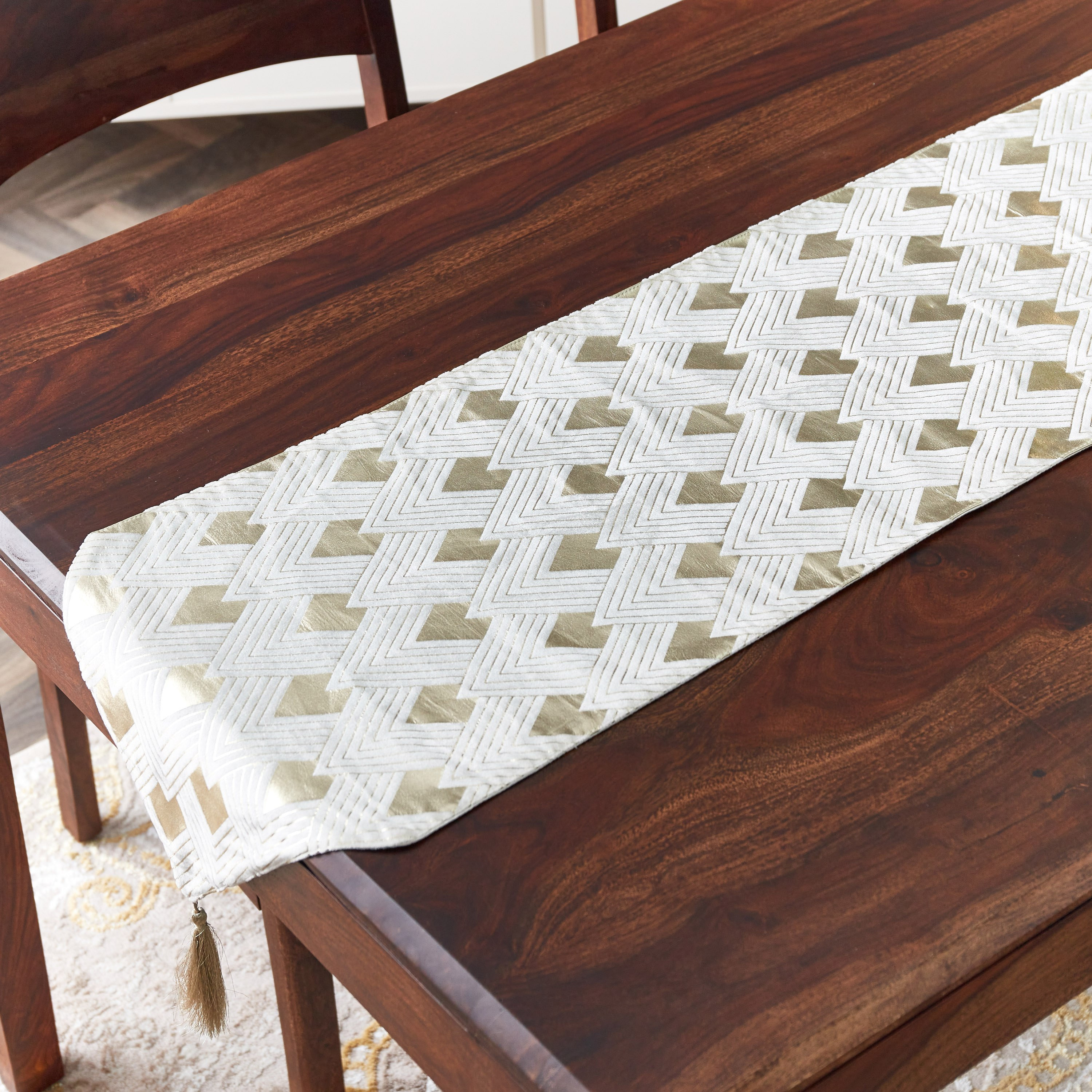 مفرش طاولة بطبعات فويل إمبير من مافريك - 33x180 سم-hbxdecorandfurnishings-homefurnishings-tablelinens-image-1