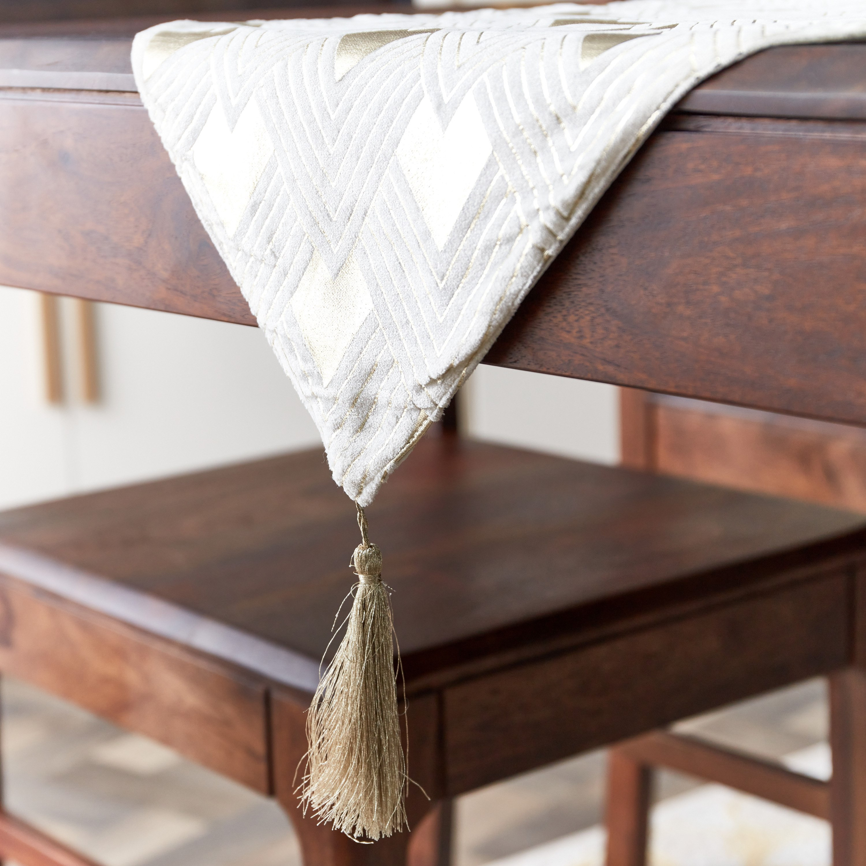 مفرش طاولة بطبعات فويل إمبير من مافريك - 33x180 سم-hbxdecorandfurnishings-homefurnishings-tablelinens-image-2