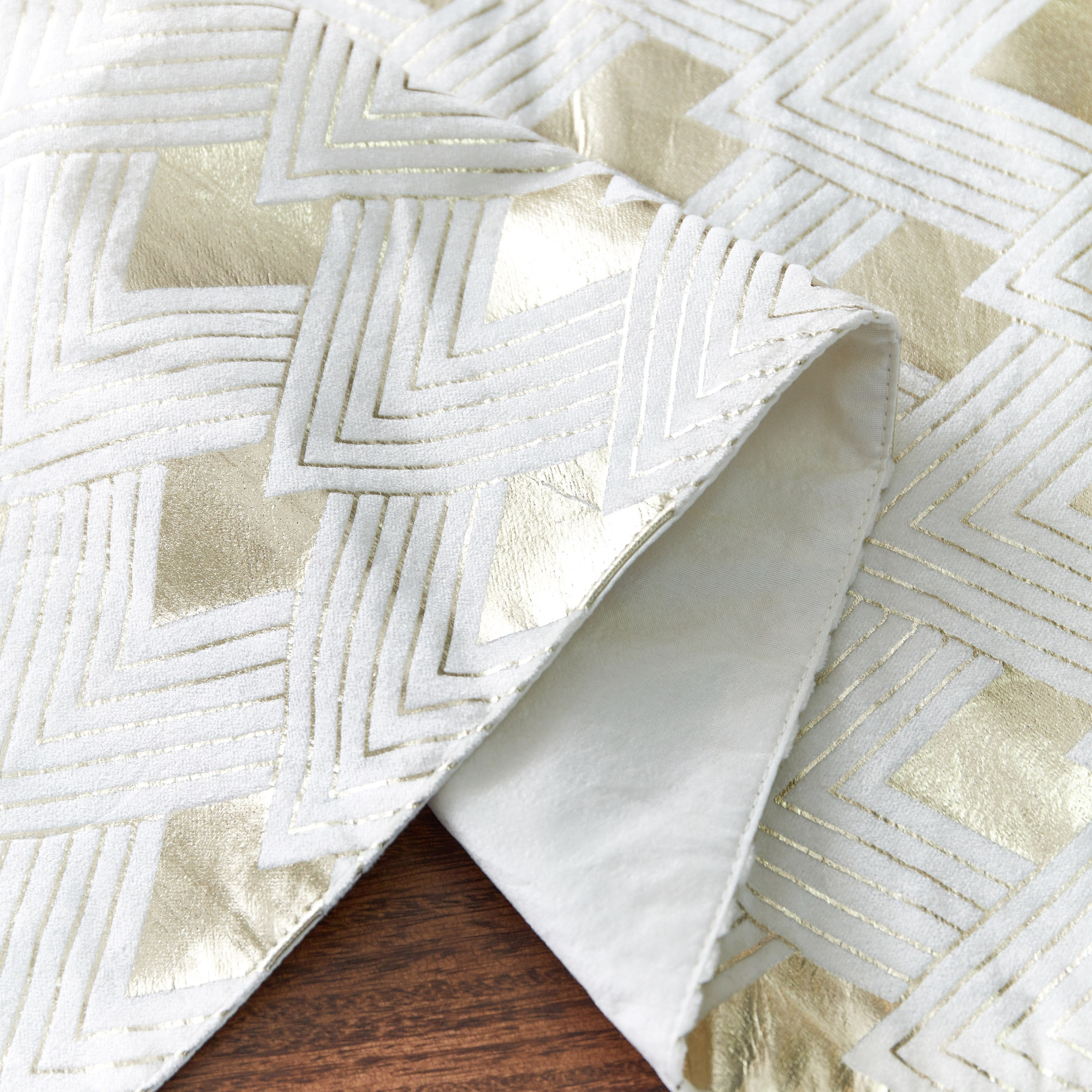 مفرش طاولة بطبعات فويل إمبير من مافريك - 33x180 سم-hbxdecorandfurnishings-homefurnishings-tablelinens-image-3