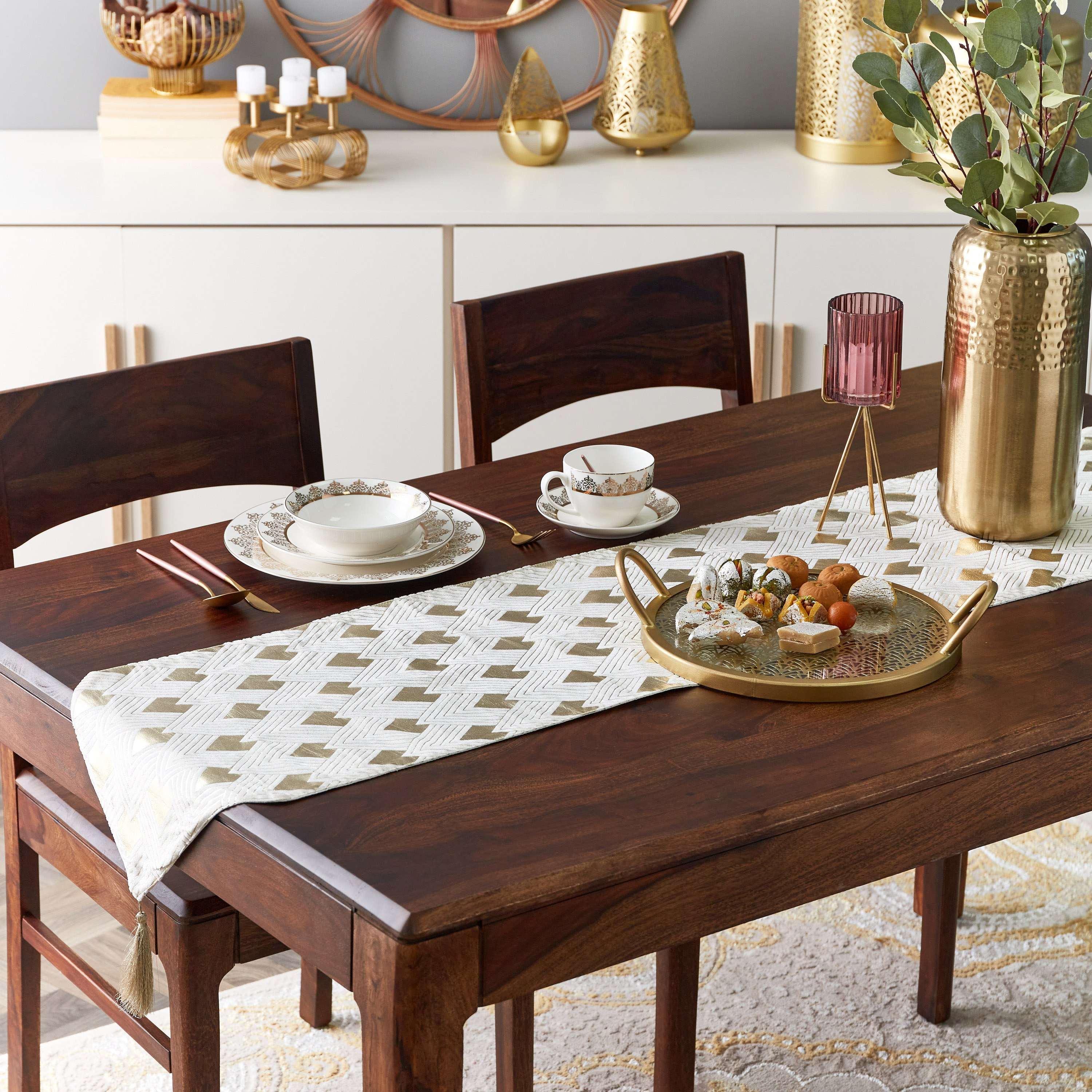 مفرش طاولة بطبعات فويل إمبير من مافريك - 33x180 سم-hbxdecorandfurnishings-homefurnishings-tablelinens-image-4
