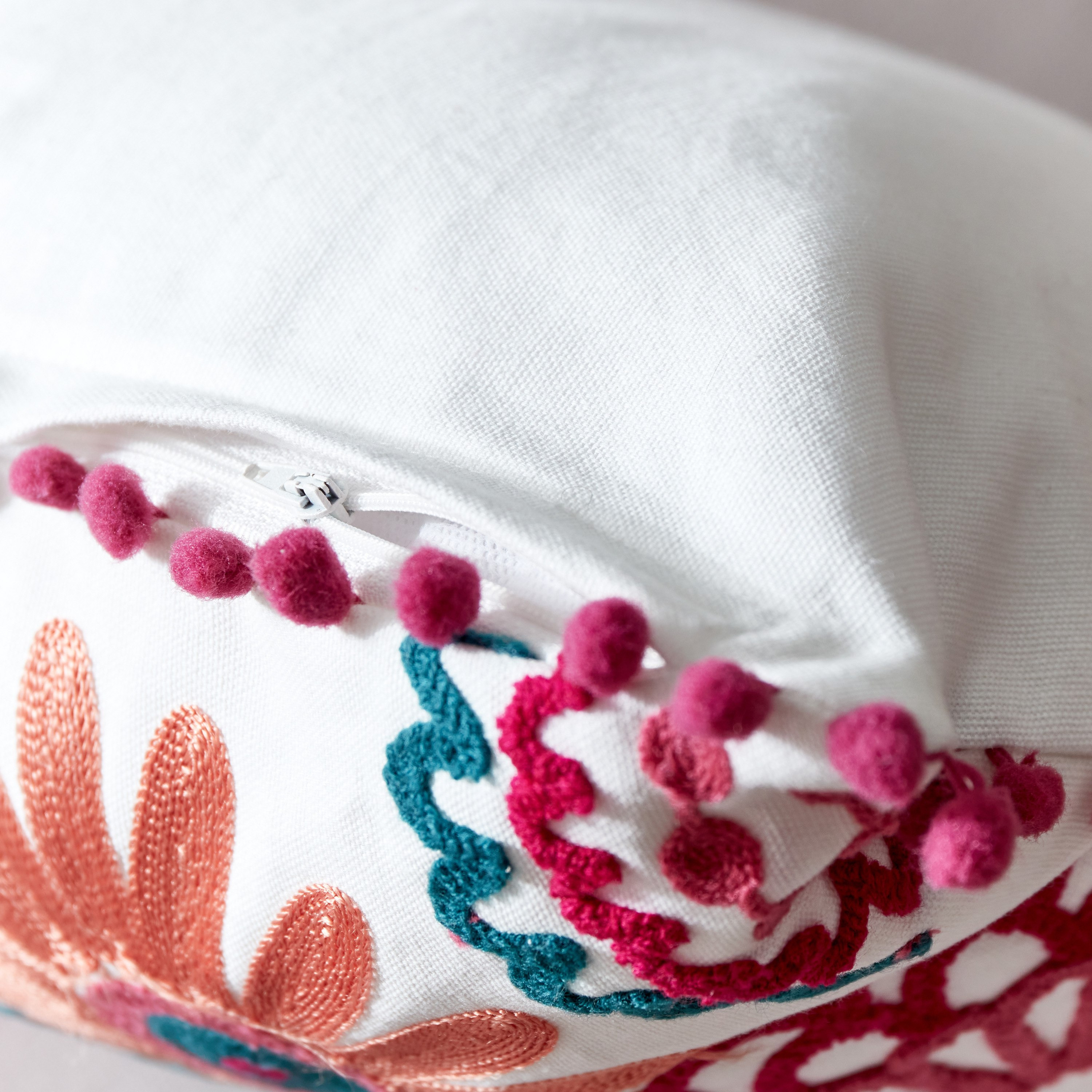 غطاء وسادة مزيّن من آيريس - 45x45 سم-hbxhomeware-cushionsandcovers-cushioncovers-image-3