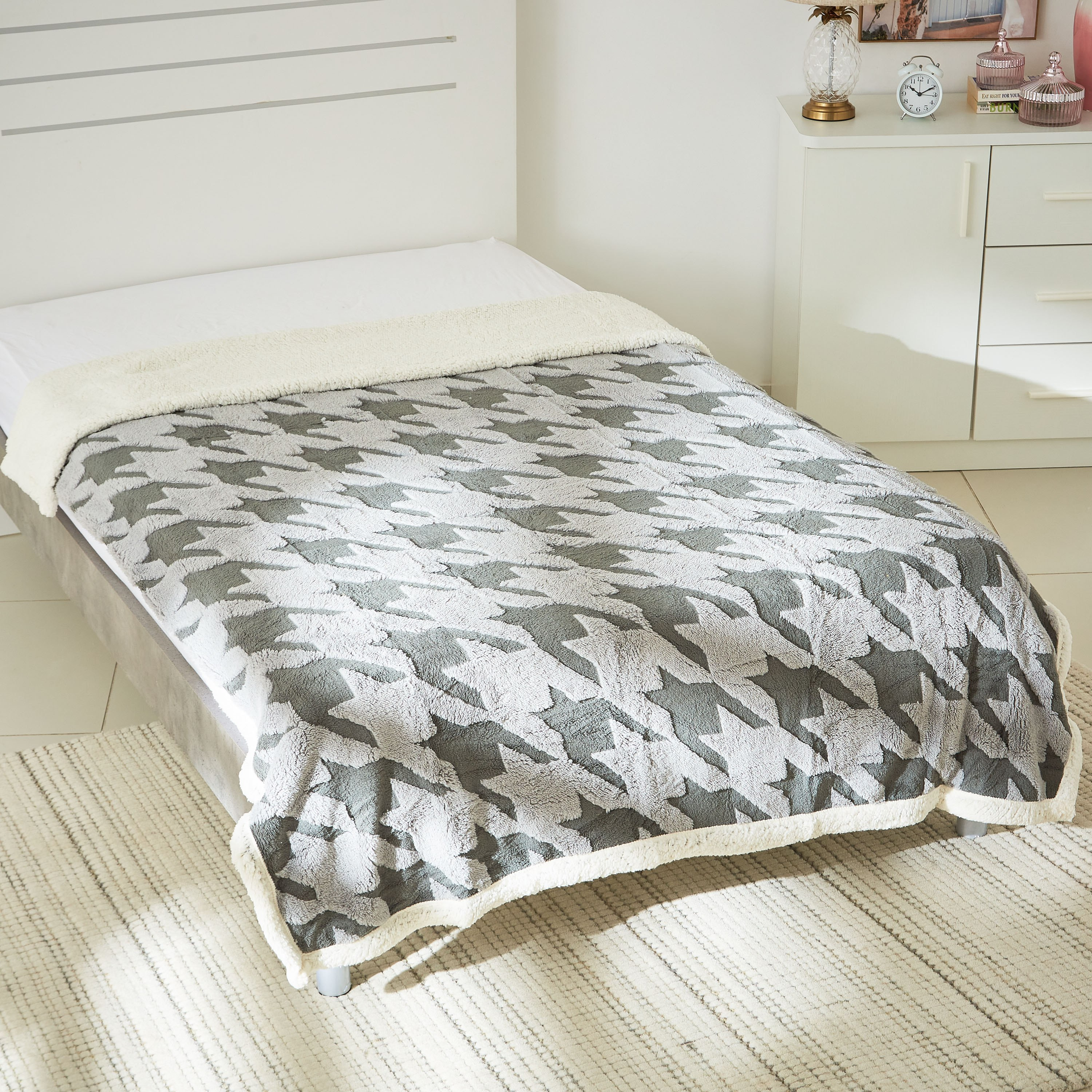 بطّانية مزدوجة شيربا جاكارد بتصميم كاروهات أبيض وأسود من تكساس - 150x210 سم-hbxhomeware-hbxbedroom-image-1