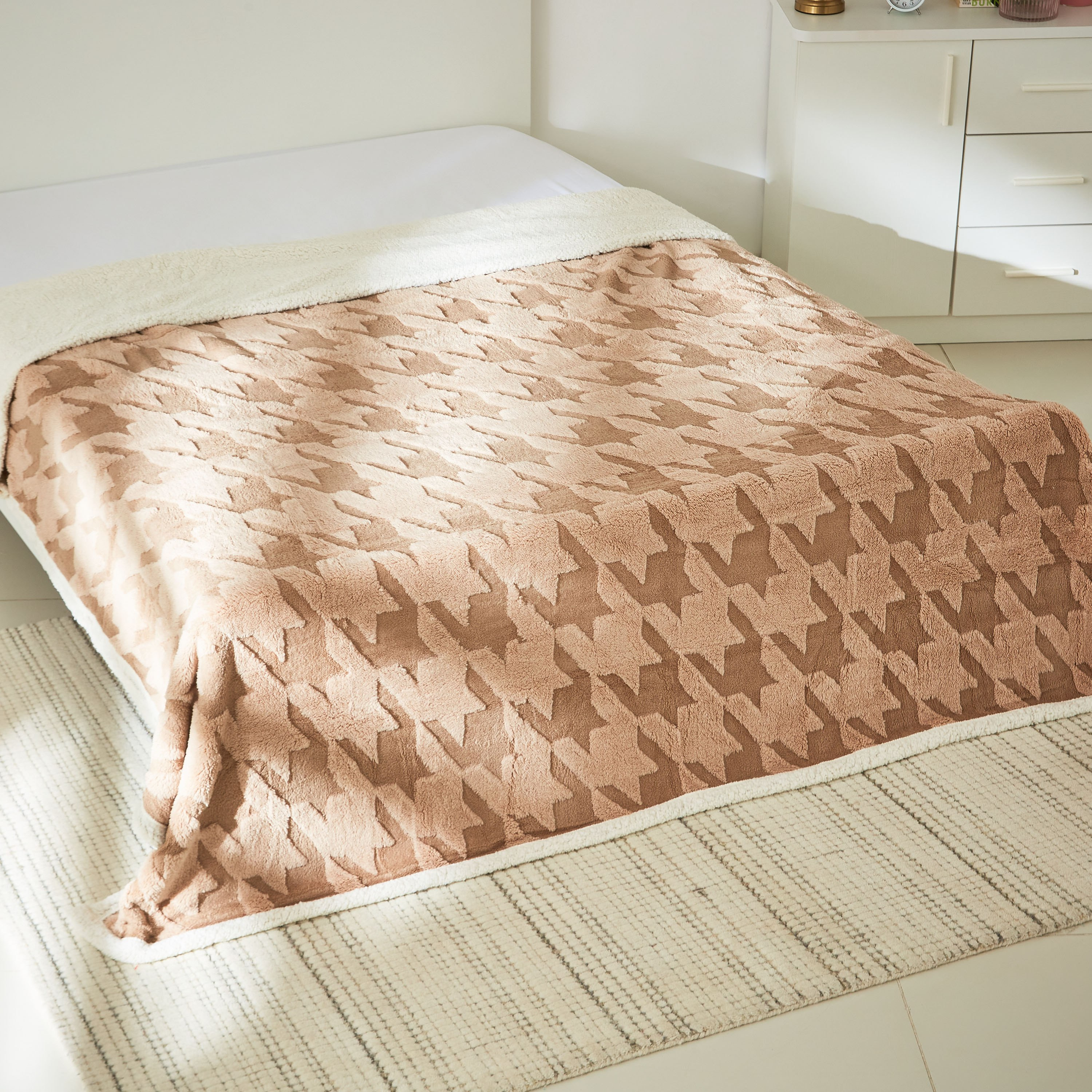 بطّانية مزدوجة شيربا جاكار هاوندستوث من تكساس - 150x210 سم-hbxhomeware-hbxbedroom-image-1