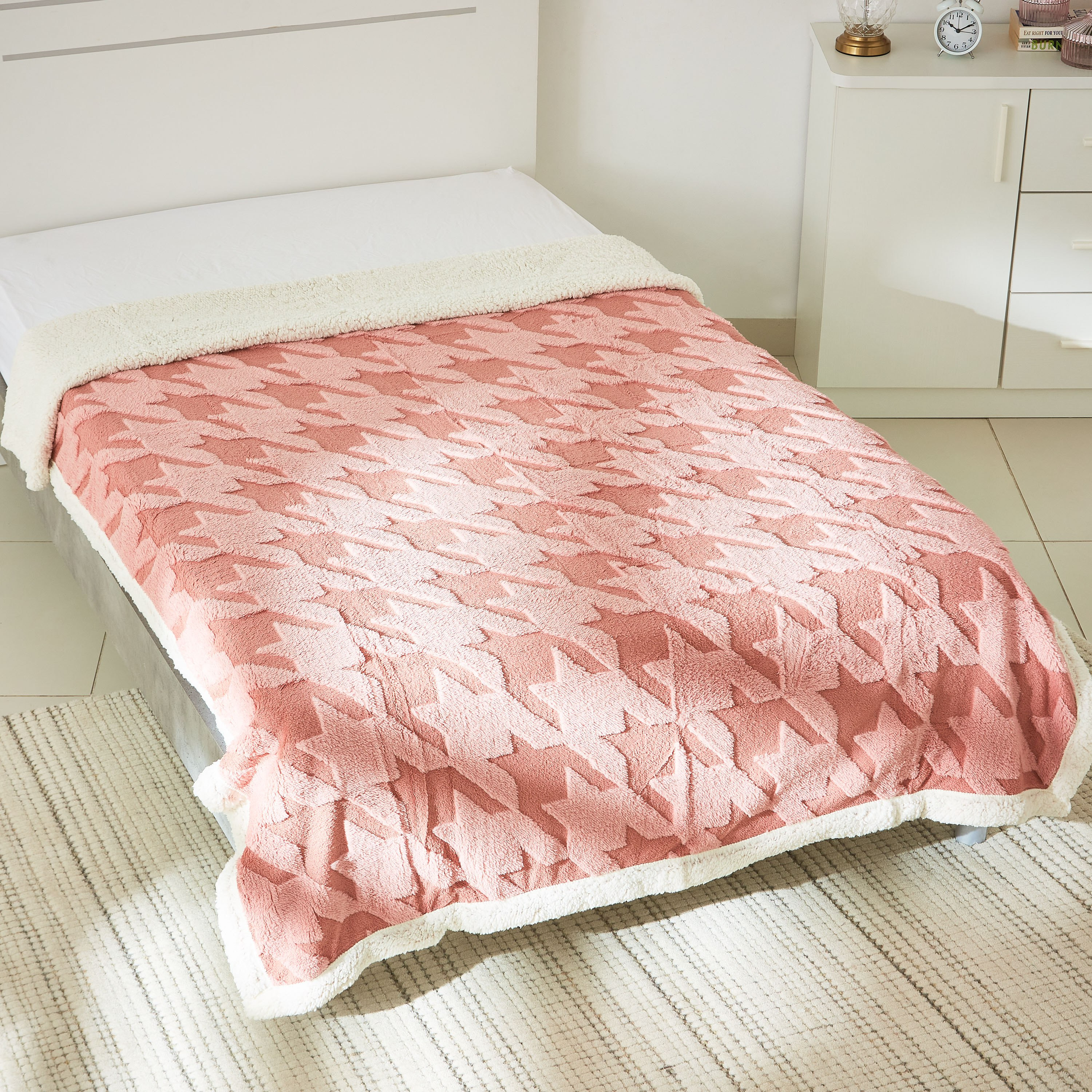بطّانية مزدوجة شيربا جاكارد بتصميم كاروهات أبيض وأسود من تكساس - 150x210 سم-hbxhomeware-hbxbedroom-image-1