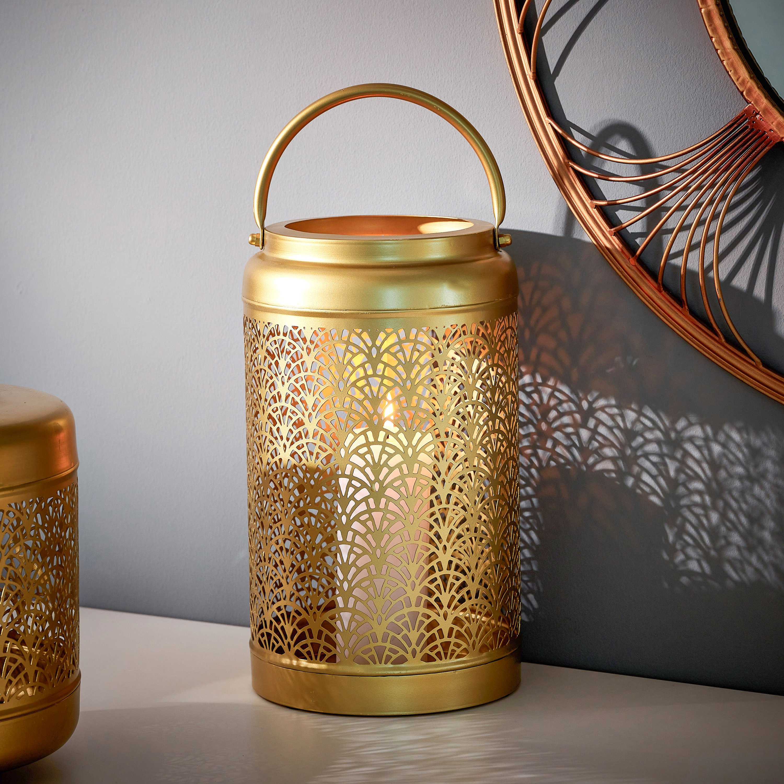 حامل شموع بتصاميم مفرغة من مافريك - 21.5x21.5x30 سم-hbxlivingroom-decorandaccessories-candleholders-image-1