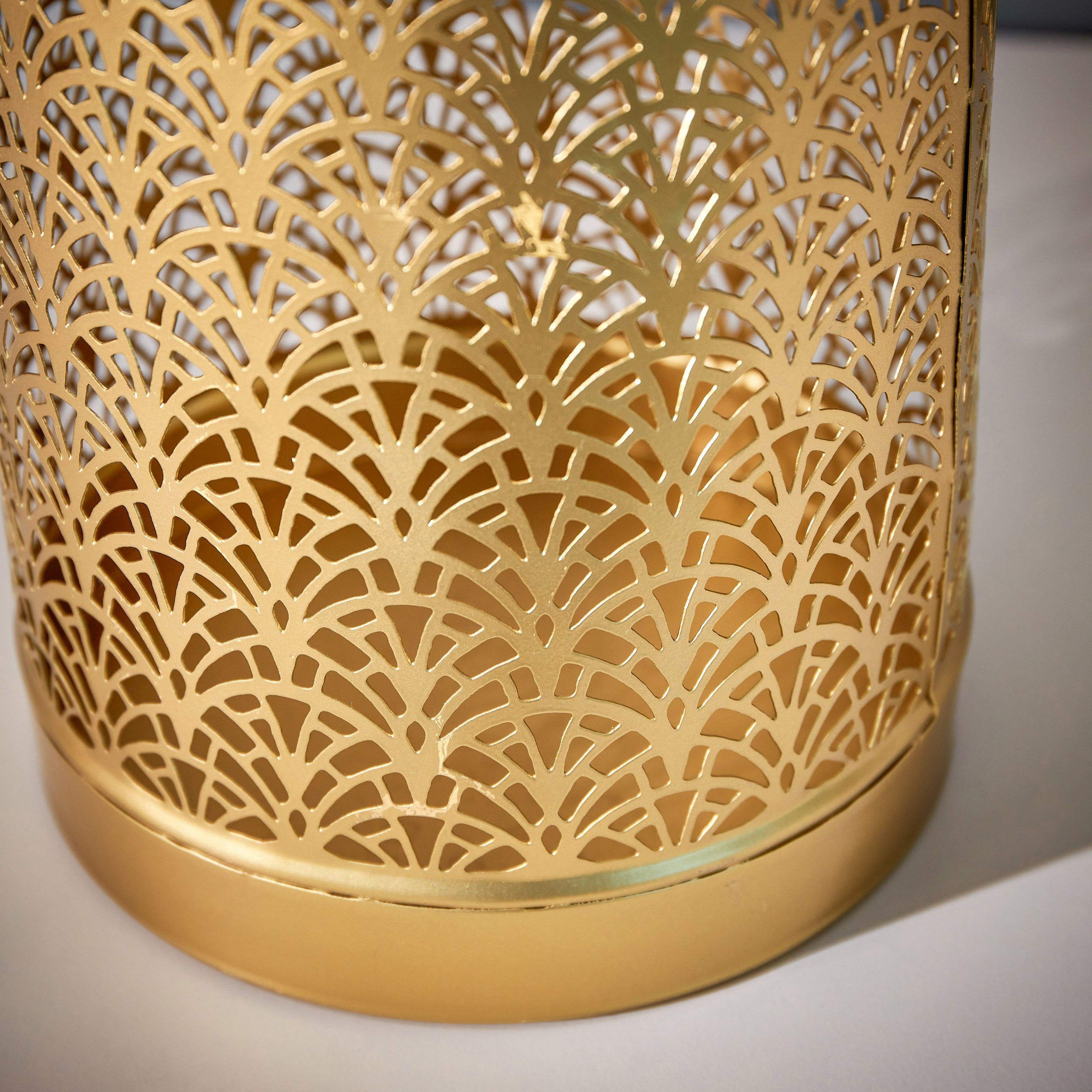حامل شموع بتصاميم مفرغة من مافريك - 21.5x21.5x30 سم-hbxlivingroom-decorandaccessories-candleholders-image-4