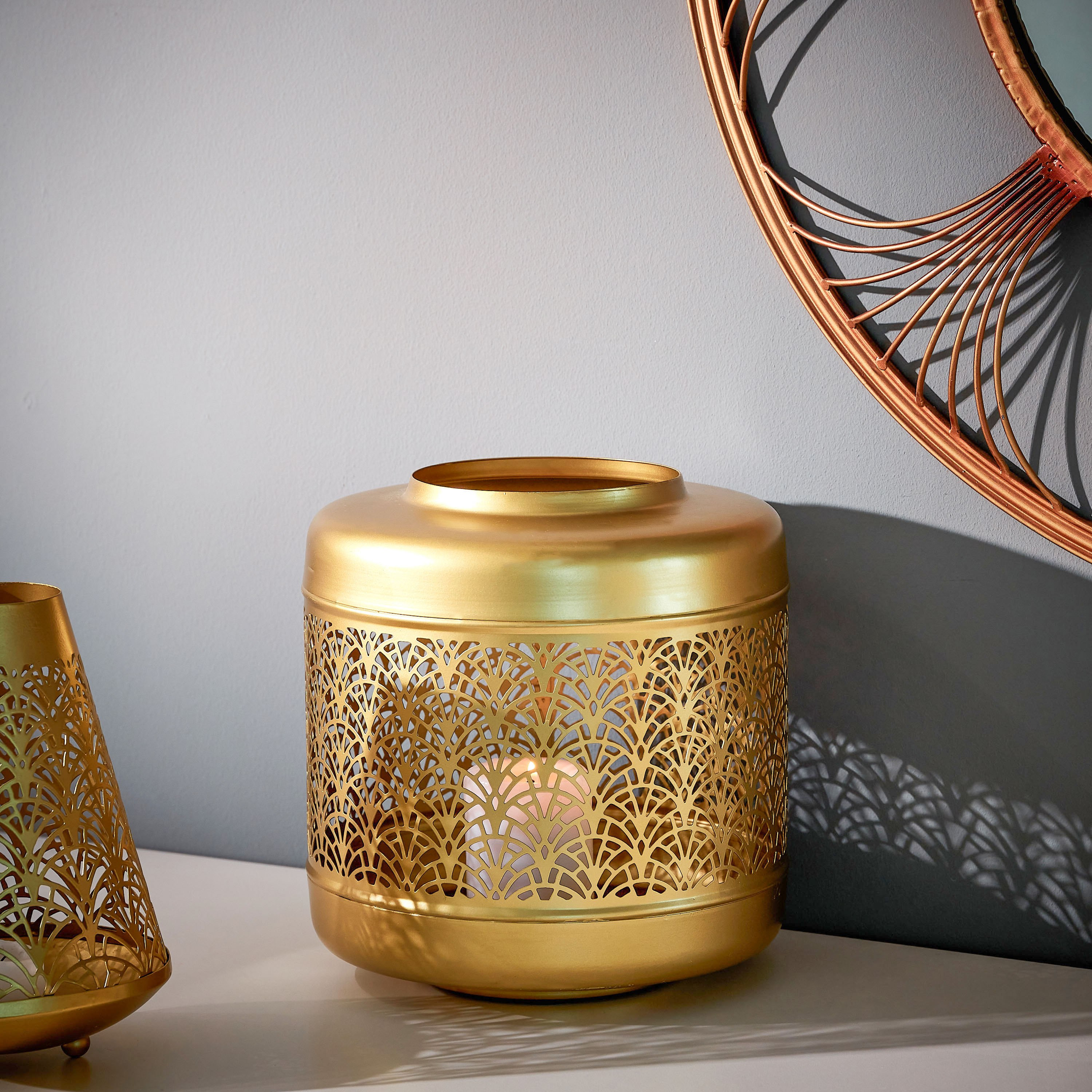 حامل شموع بتصاميم مفرغة من مافريك - 22x22x22 سم-hbxlivingroom-decorandaccessories-candleholders-image-1