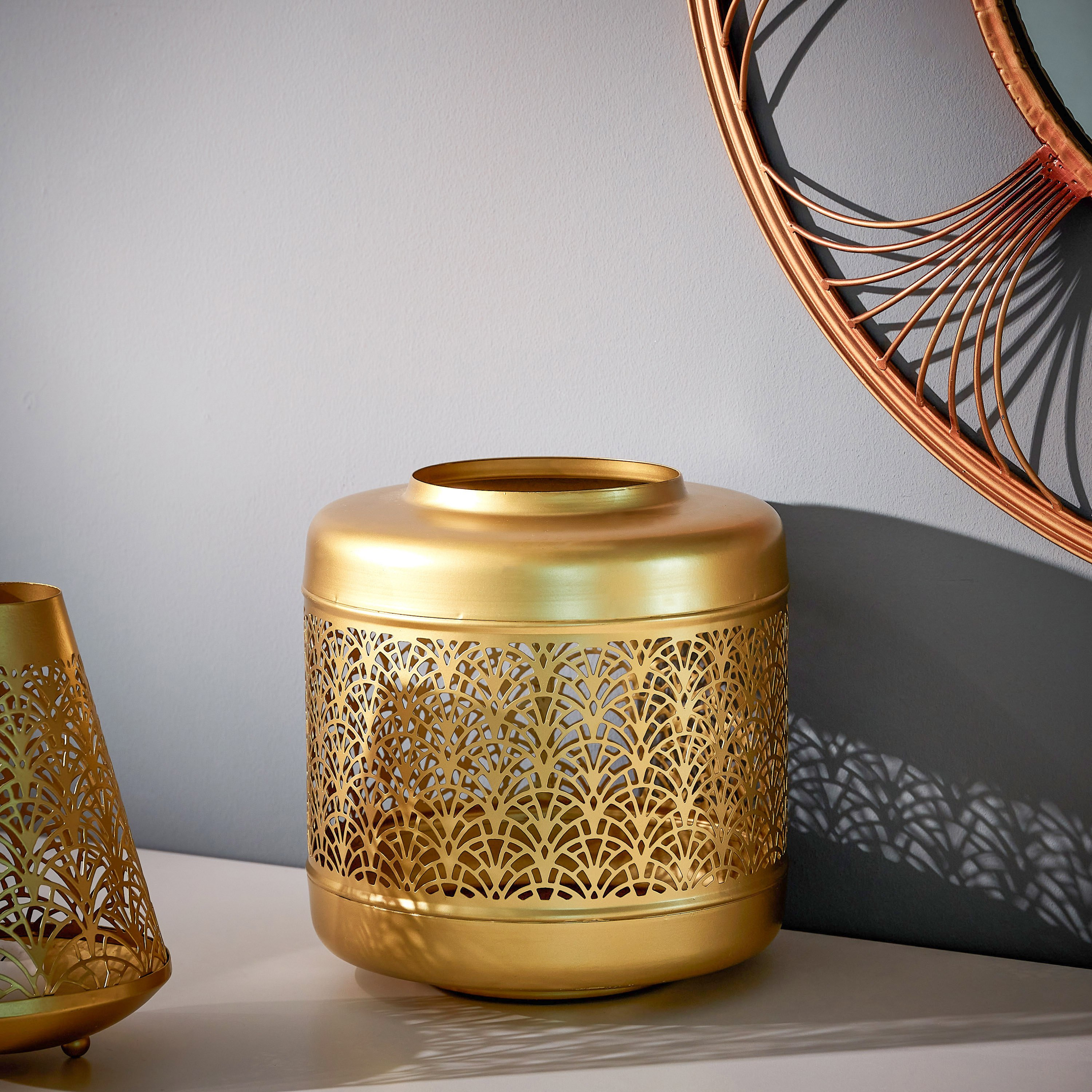 حامل شموع بتصاميم مفرغة من مافريك - 22x22x22 سم-hbxlivingroom-decorandaccessories-candleholders-image-2