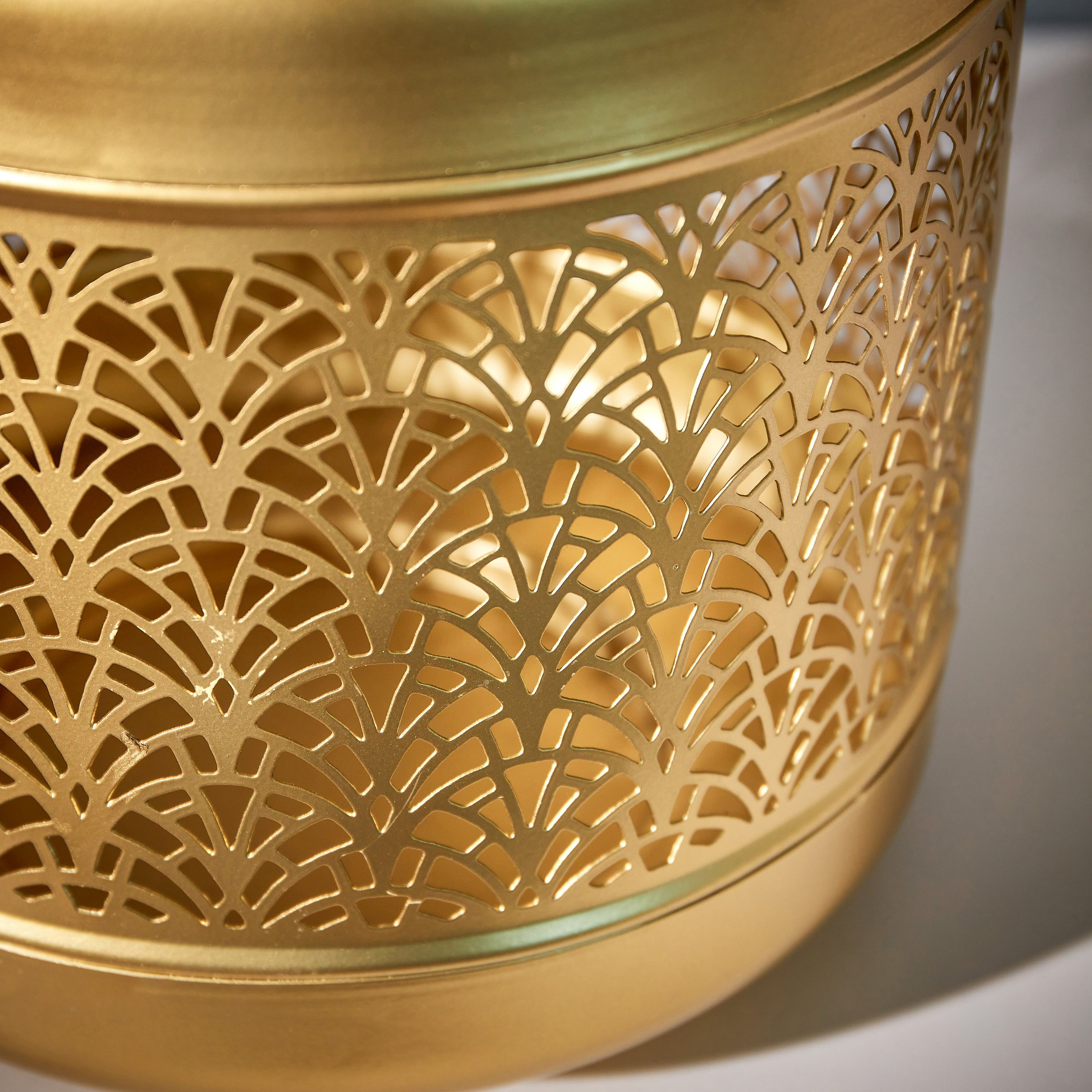 حامل شموع بتصاميم مفرغة من مافريك - 22x22x22 سم-hbxlivingroom-decorandaccessories-candleholders-image-4