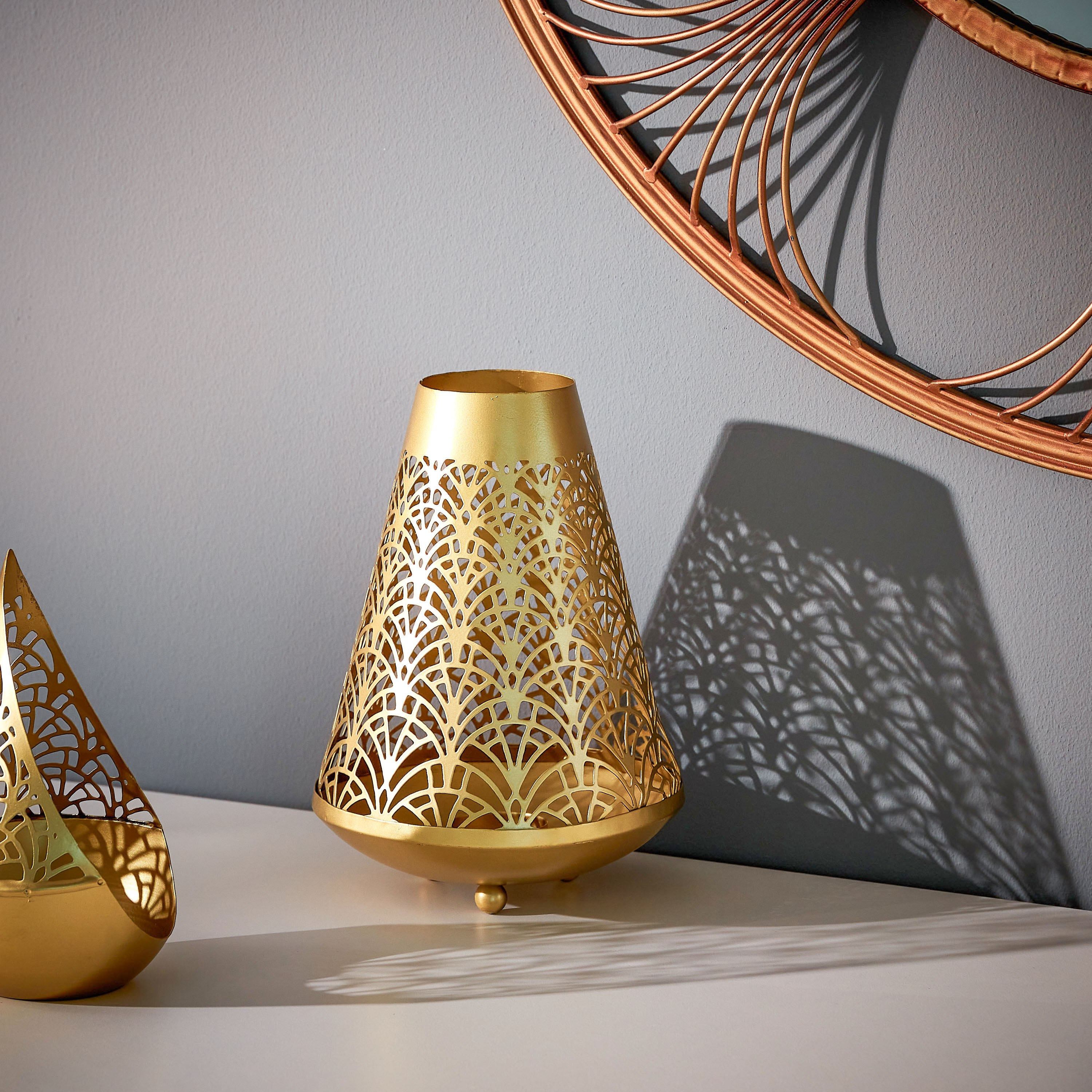 مزهرية بتصاميم مفرغة من مافريك - 14.5x14.5x22 سم-hbxbedroom-decorandaccessories-vases-image-2