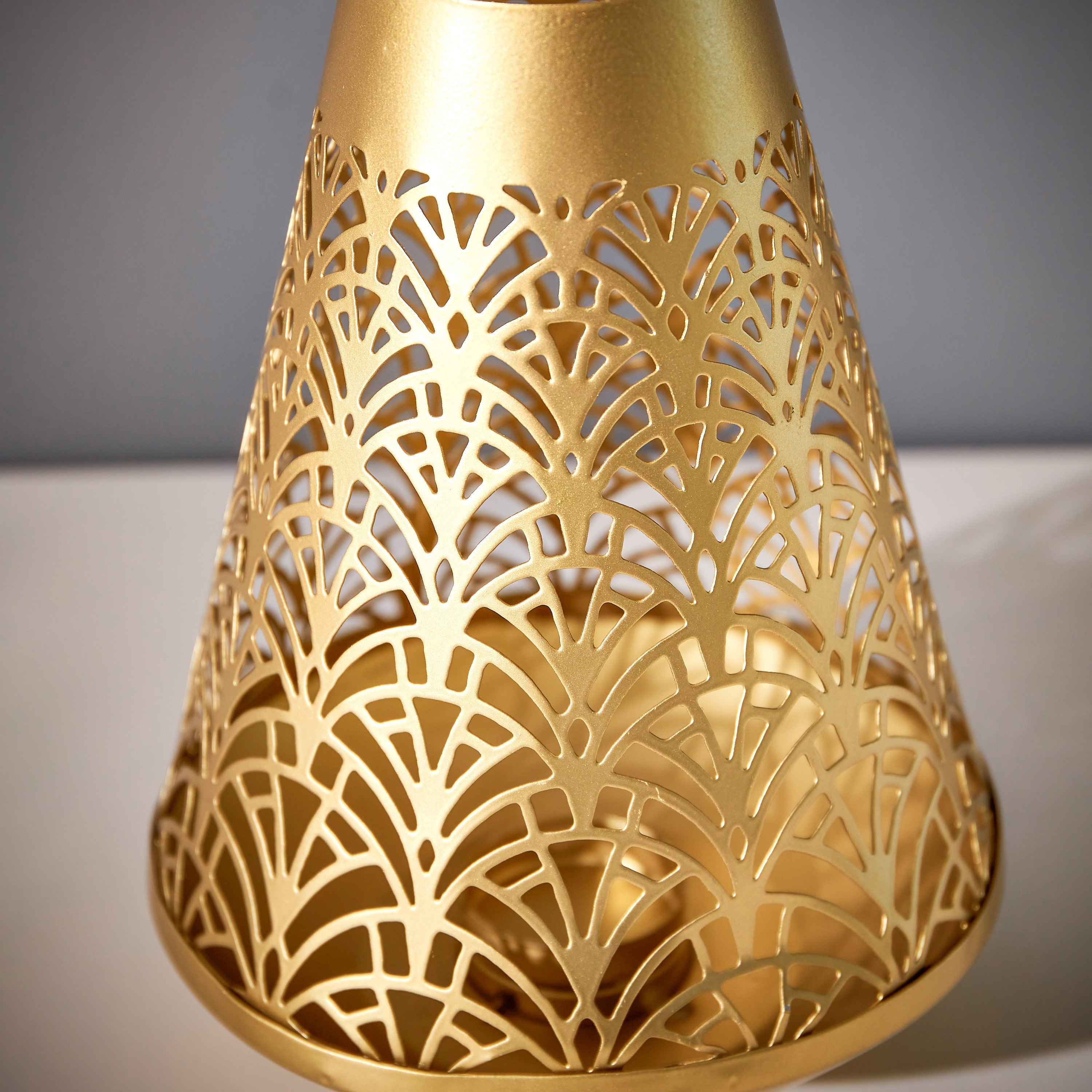 مزهرية بتصاميم مفرغة من مافريك - 14.5x14.5x22 سم-hbxbedroom-decorandaccessories-vases-image-3