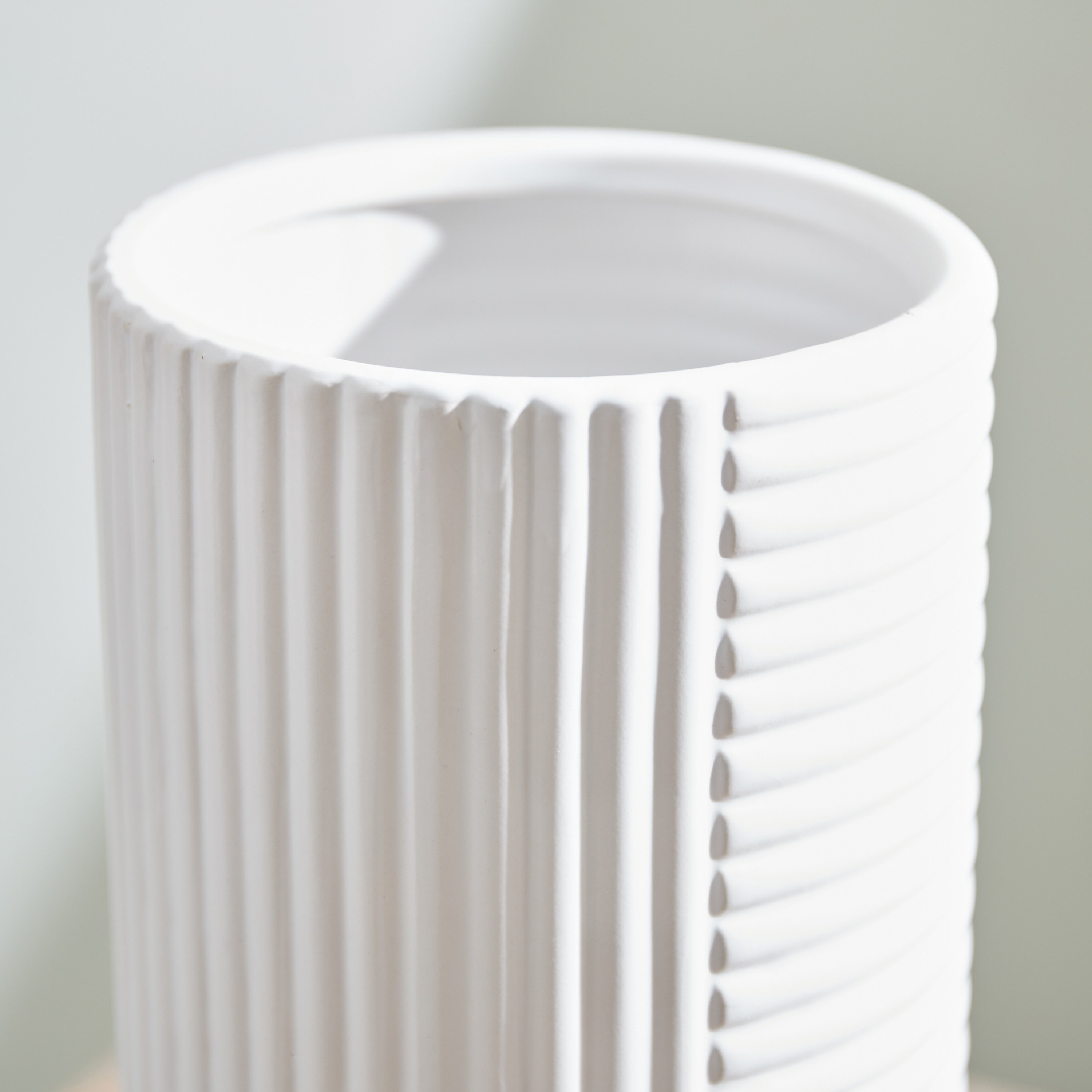 مزهرية سيراميك مضلعة طويلة بتصميم دوائر من أريا - 13x13x25 سم-hbxbedroom-decorandaccessories-vases-image-3