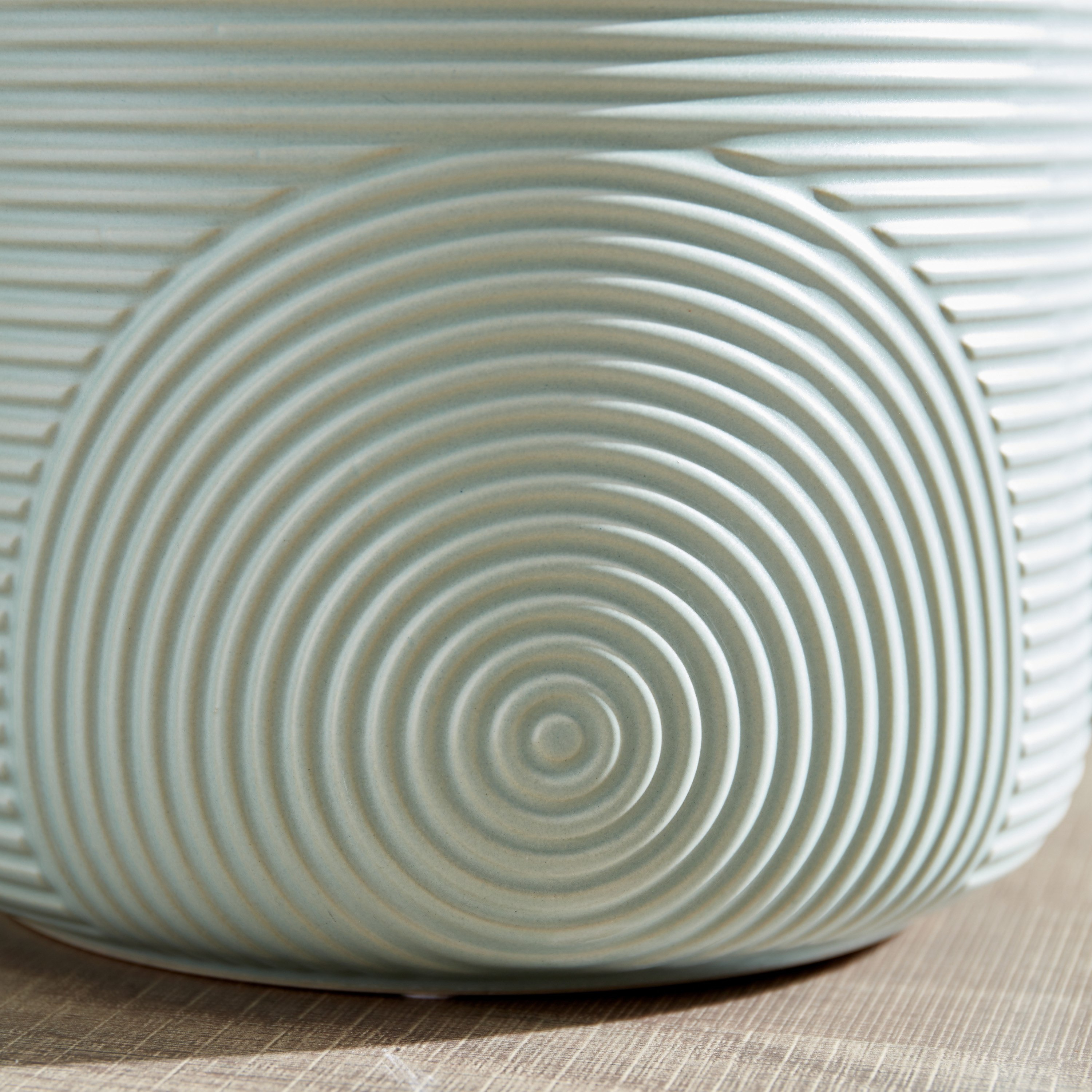 مزهرية سيراميك دائرية مضلعة من أريا - 20x20x18 سم-hbxbedroom-decorandaccessories-vases-image-3