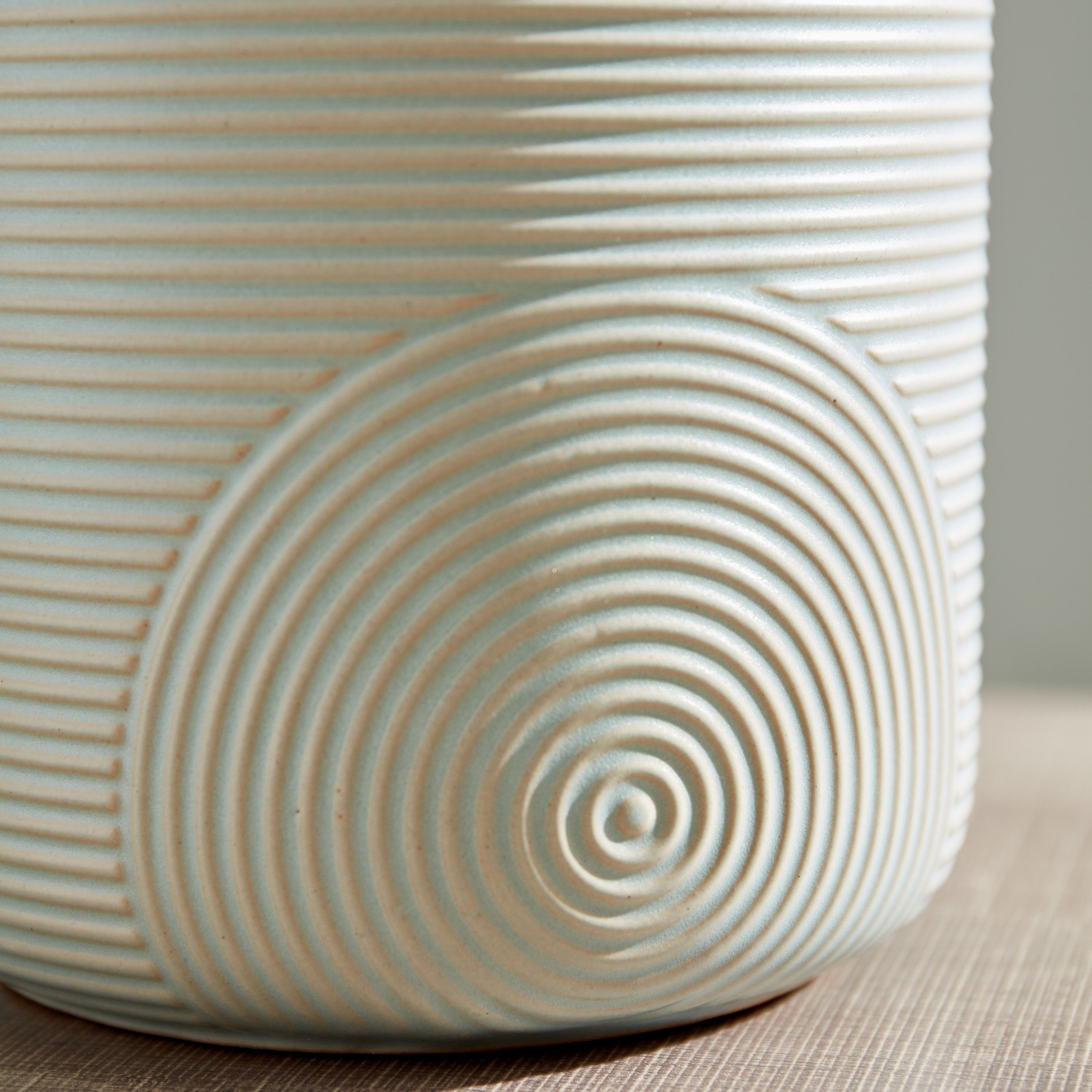 مزهرية سيراميك دائرية مضلعة من أريا - 14x14x13 سم-hbxbedroom-decorandaccessories-vases-image-3