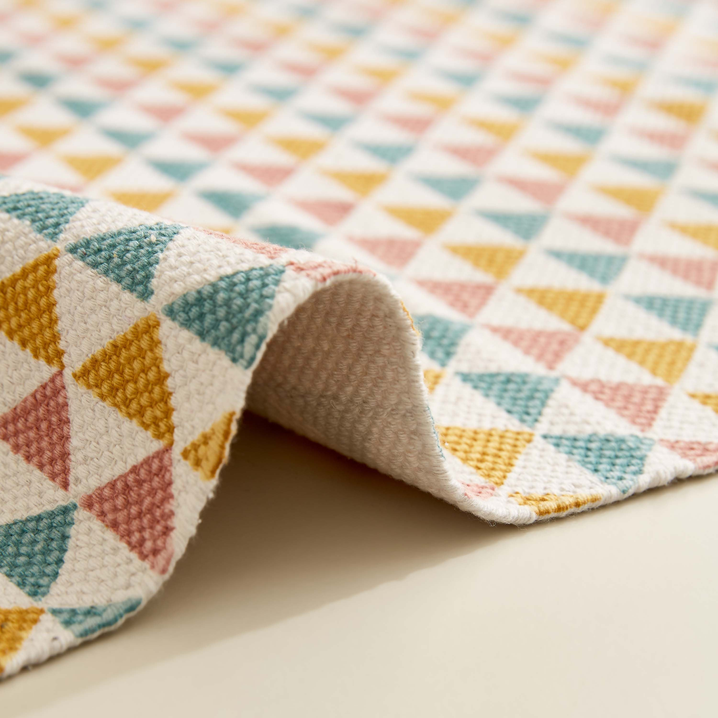 سجادة دوري قطن بتصميم مثلثات من أوليفير - 60 × 90 سم-hbxdecorandfurnishings-floorcoverings-rugs-image-4