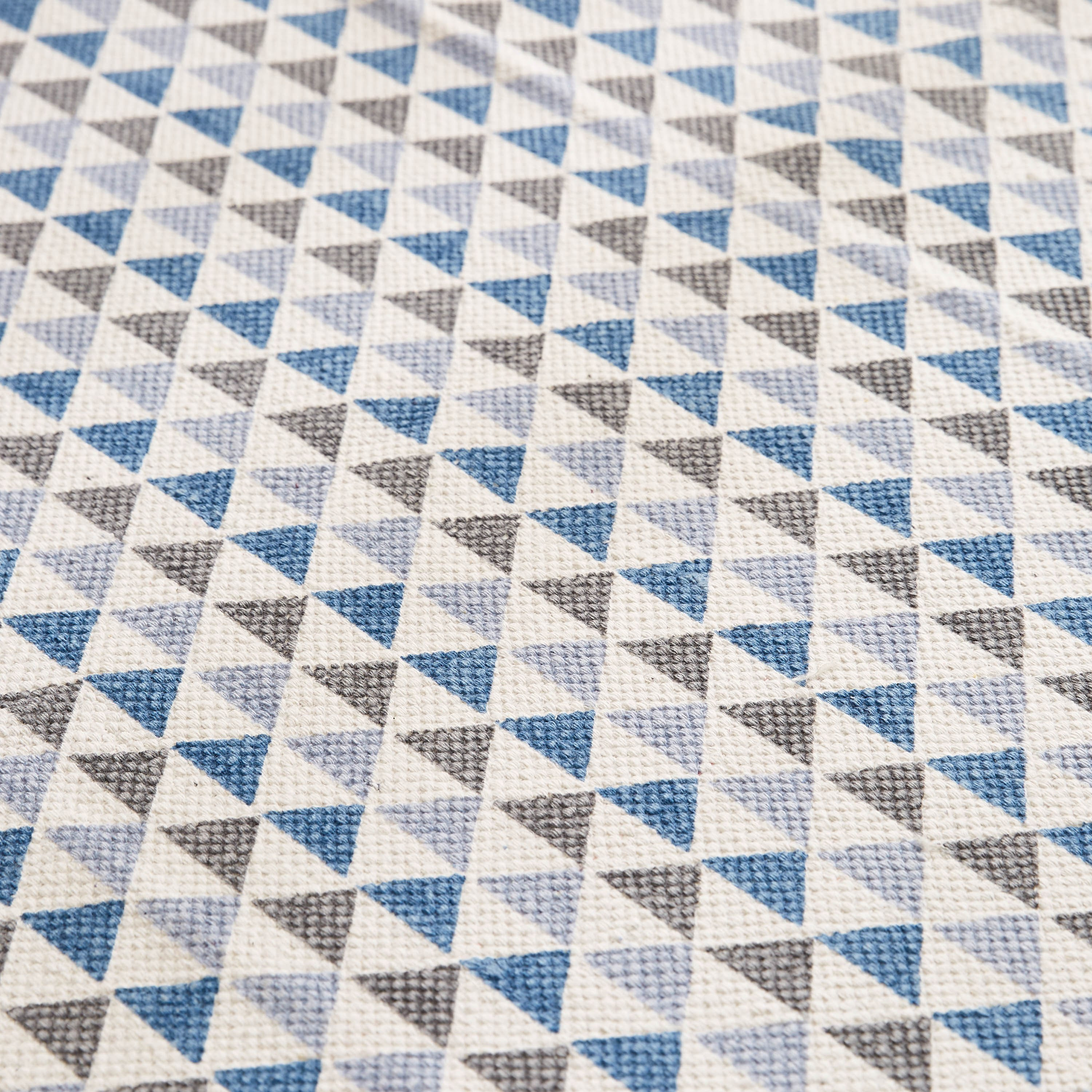 سجادة دوري قطن بتصميم مثلثات من أوليفير - 80x150 سم-hbxdecorandfurnishings-floorcoverings-rugs-image-3