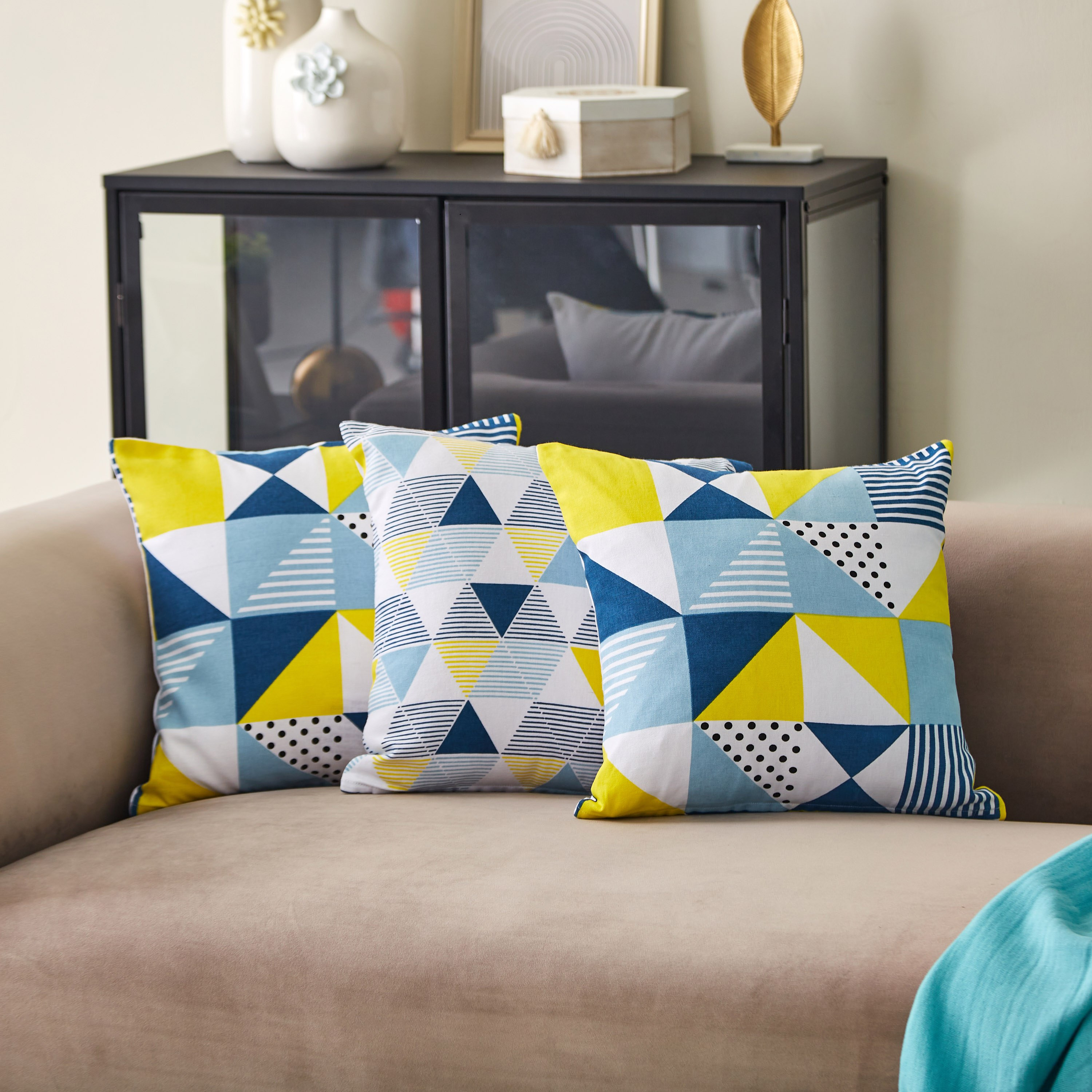 طقم أغطية وسائد بطبعات مثلثات 3 قطع من فريدا - 40x40 سم-hbxhomeware-cushionsandcovers-cushioncovers-image-1