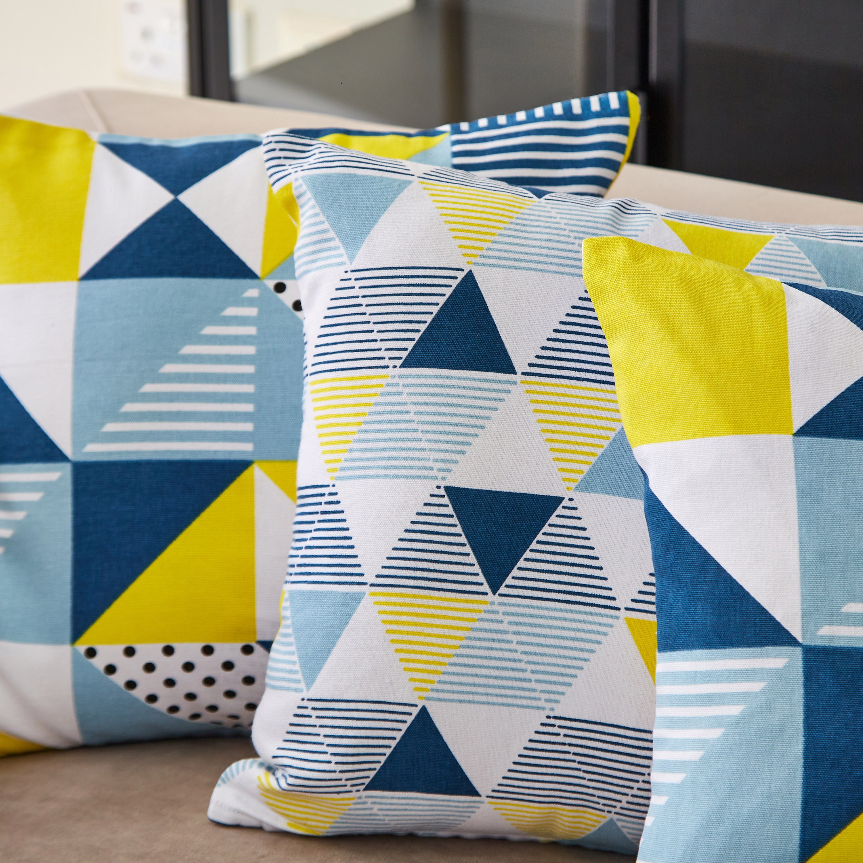 طقم أغطية وسائد بطبعات مثلثات 3 قطع من فريدا - 40x40 سم-hbxhomeware-cushionsandcovers-cushioncovers-image-2