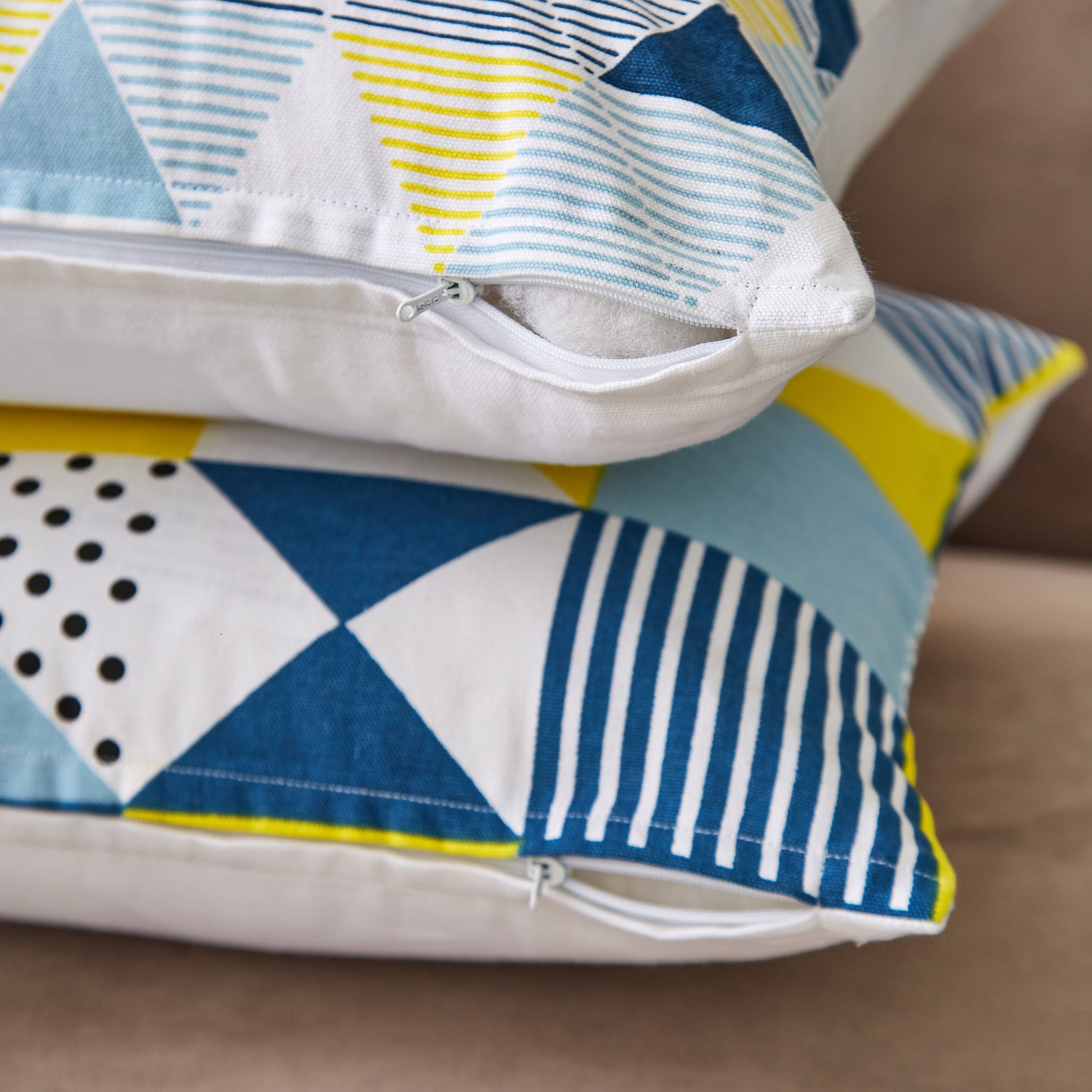 طقم أغطية وسائد بطبعات مثلثات 3 قطع من فريدا - 40x40 سم-hbxhomeware-cushionsandcovers-cushioncovers-image-3