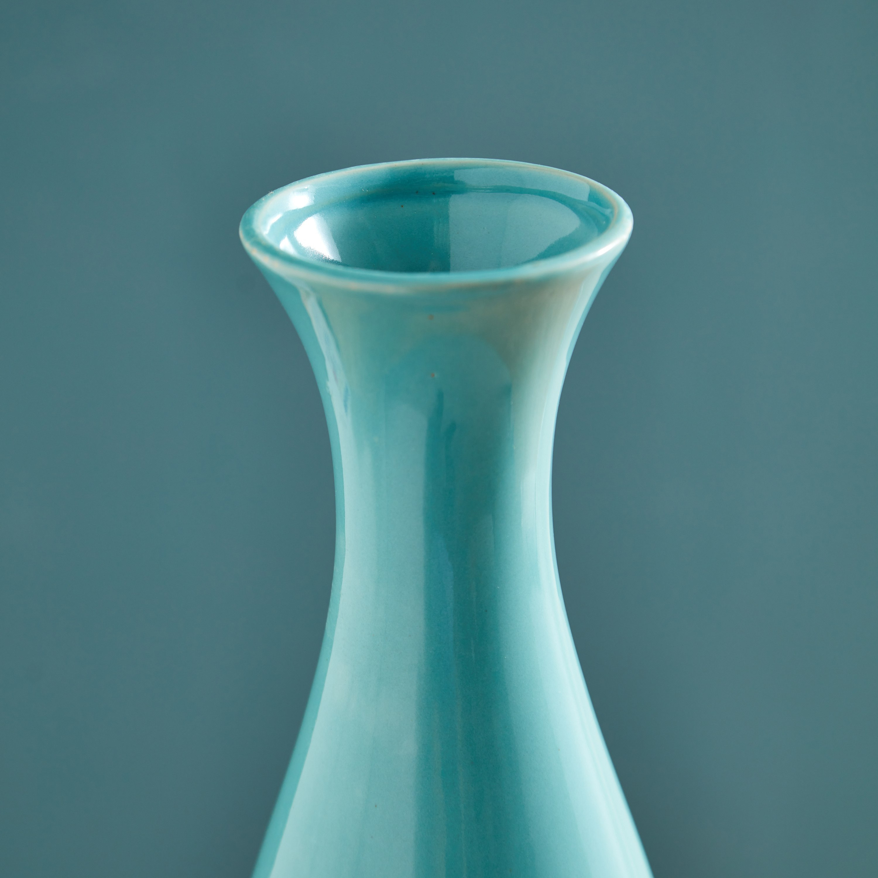 مزهرية سيراميك منحنية بلون متدرج من سافير - 13×13×45 سم-hbxbedroom-decorandaccessories-vases-image-3