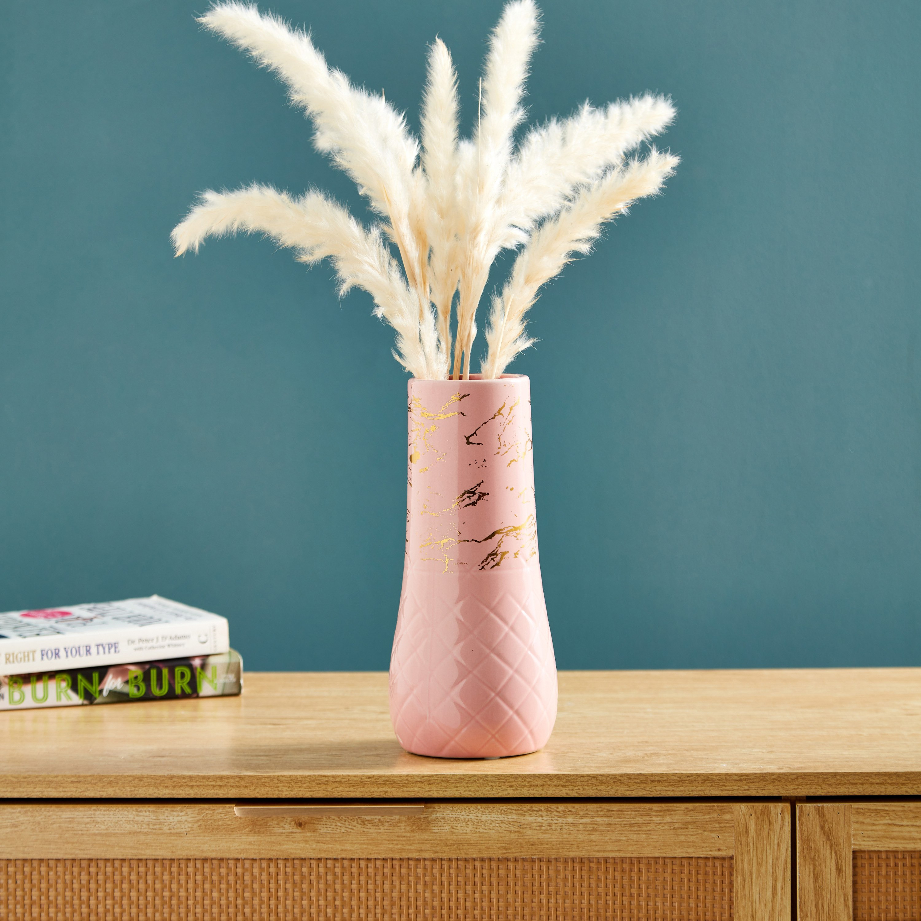 مزهرية سيراميك صغيرة ذهبية بارزة الملمس من سافير - 11x11x24 سم-hbxbedroom-decorandaccessories-vases-image-1