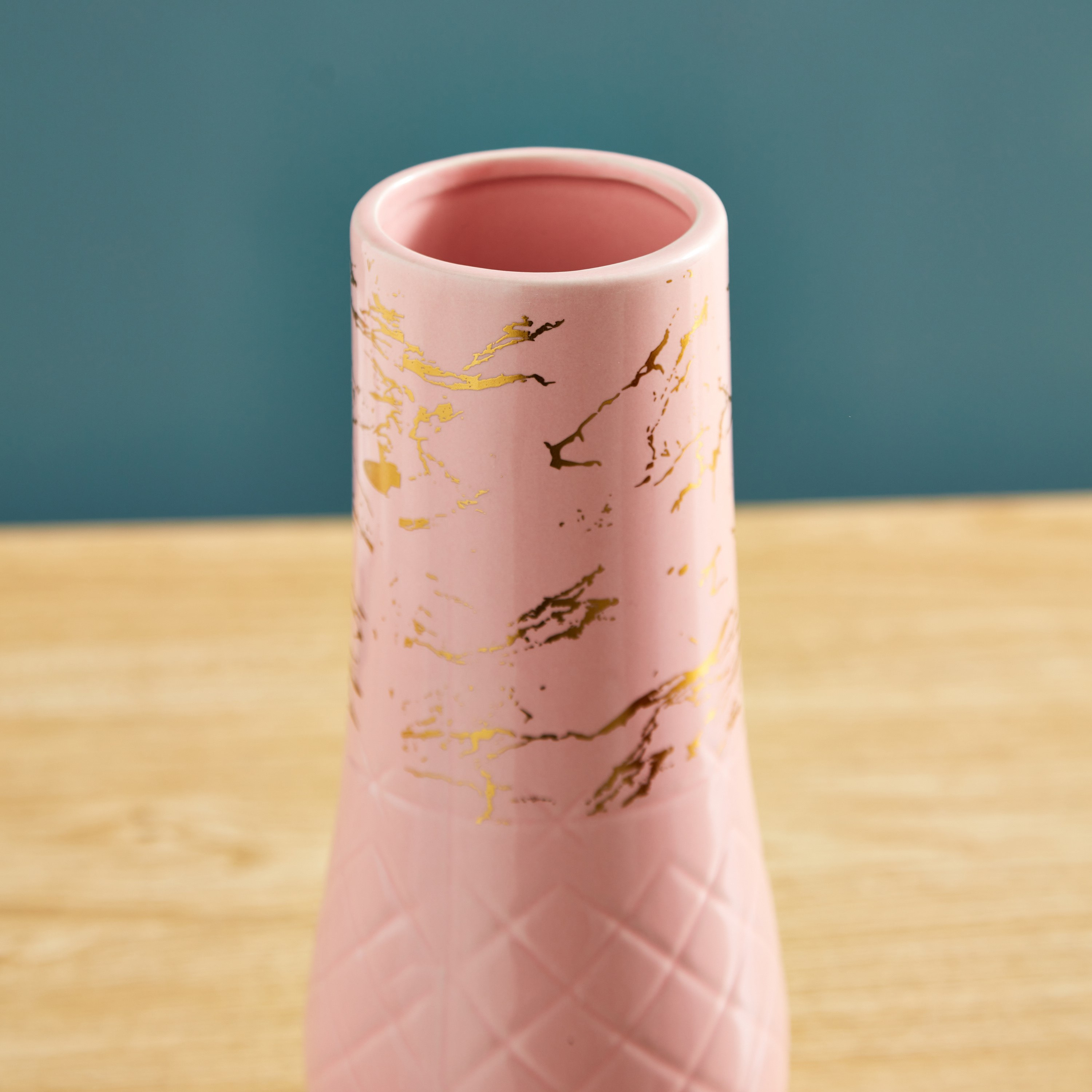 مزهرية سيراميك صغيرة ذهبية بارزة الملمس من سافير - 11x11x24 سم-hbxbedroom-decorandaccessories-vases-image-3