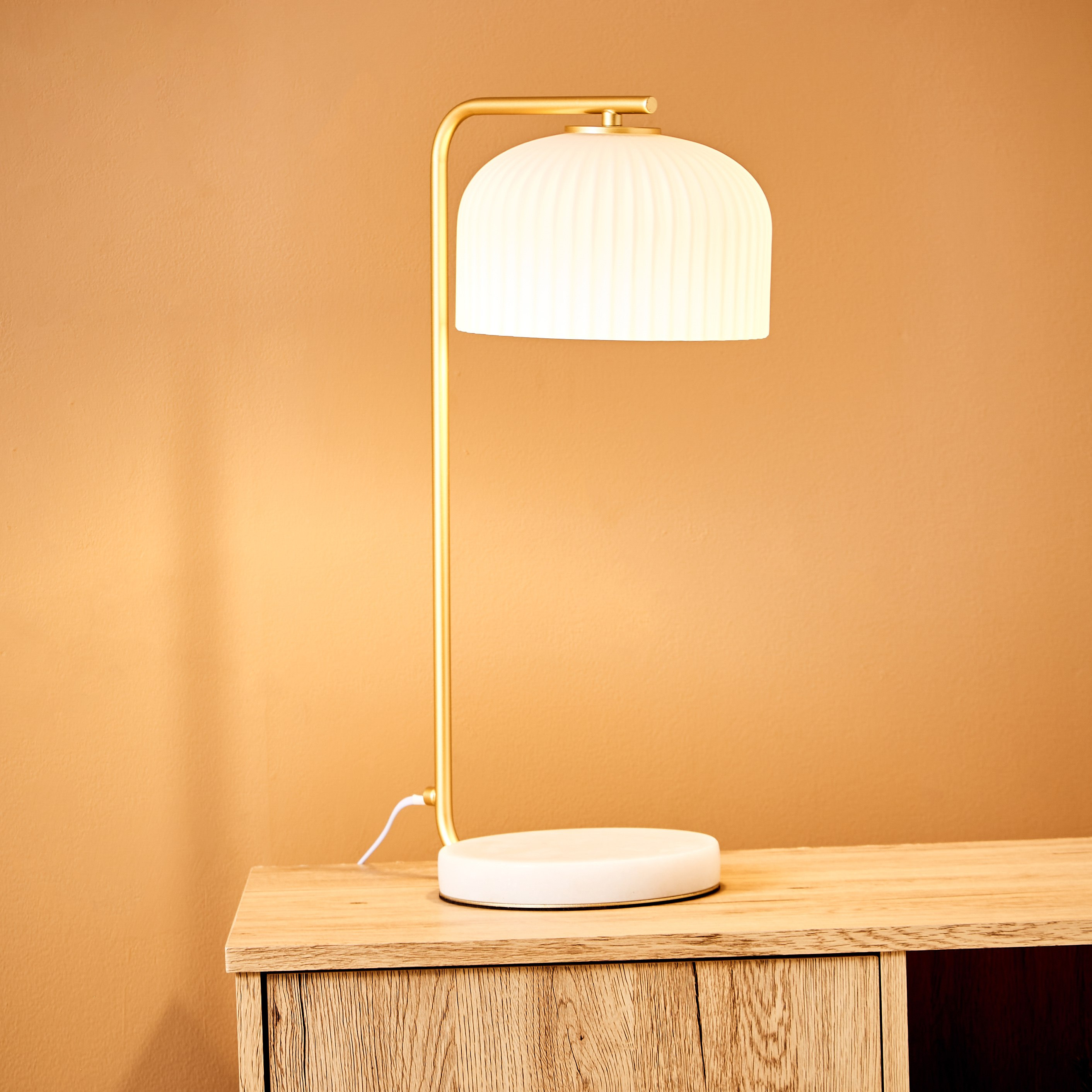 مصباح مكتب بقاعدة رخامية وإضاءة معدنية من إلما - 52x20 سم-hbxlivingroom-lighting-tablelamps-image-2