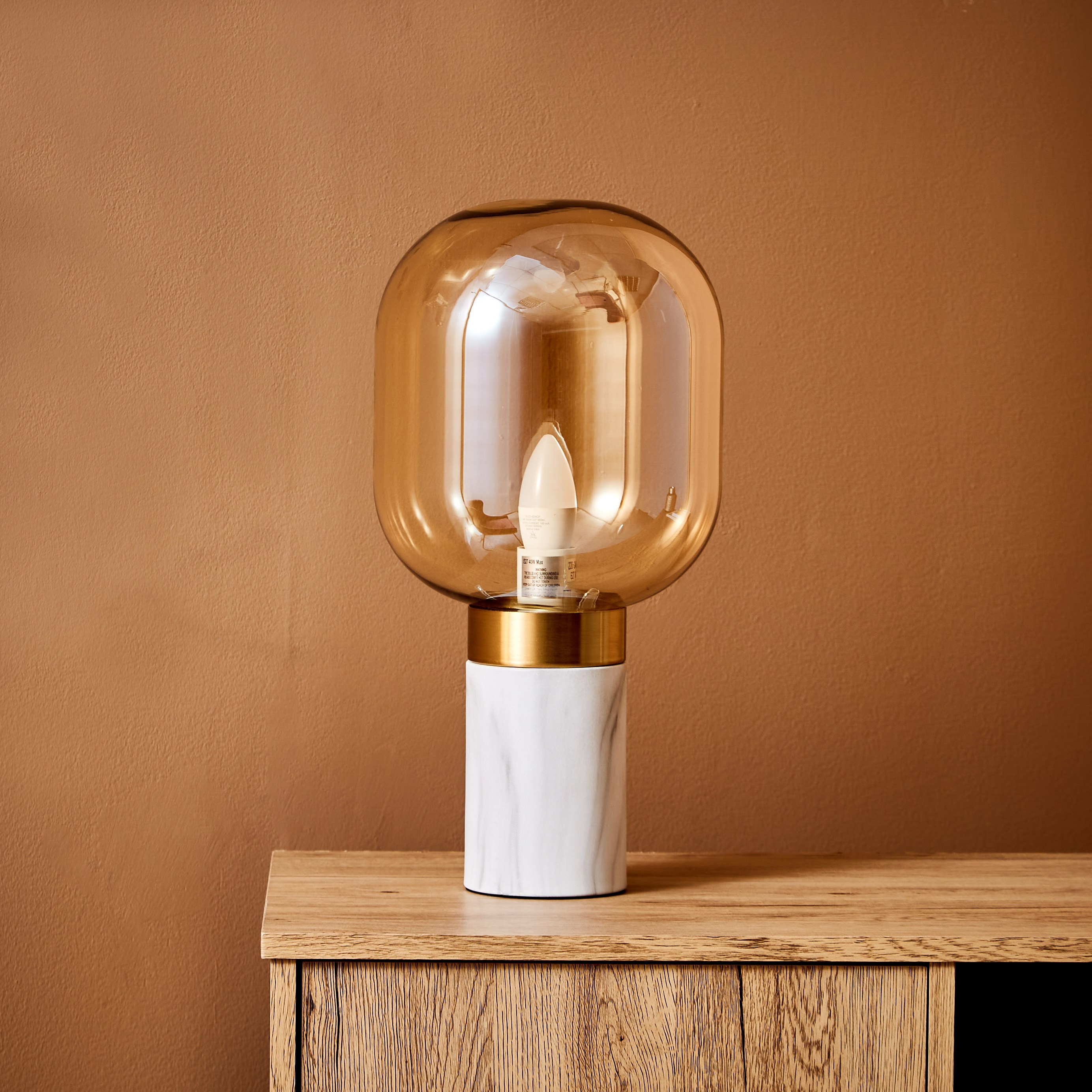 مصباح طاولة بقاعدة رخام وسطح زجاجي لامع من إلما- 23x48 سم-hbxlivingroom-lighting-tablelamps-image-1