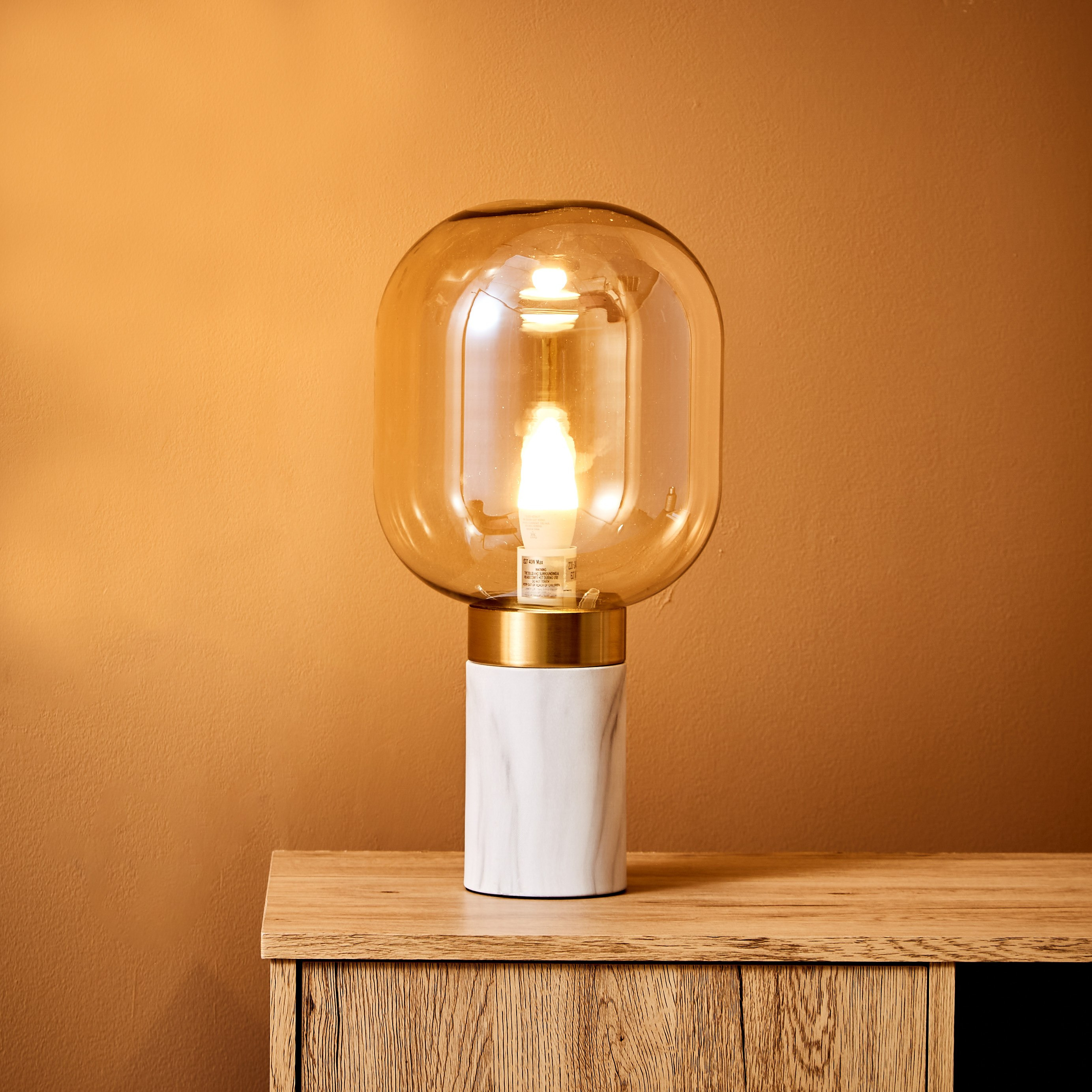 مصباح طاولة بقاعدة رخام وسطح زجاجي لامع من إلما- 23x48 سم-hbxlivingroom-lighting-tablelamps-image-2