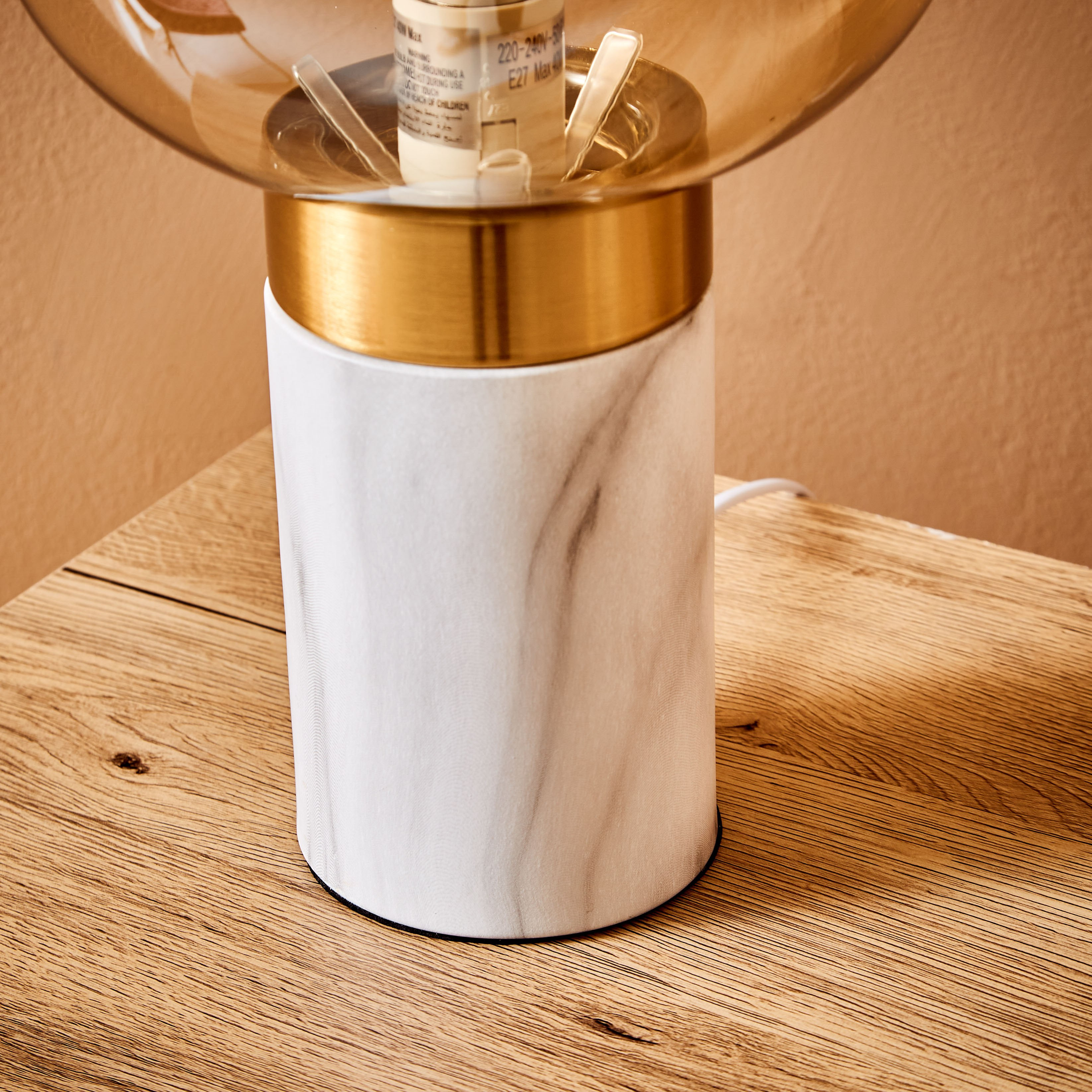 مصباح طاولة بقاعدة رخام وسطح زجاجي لامع من إلما- 23x48 سم-hbxlivingroom-lighting-tablelamps-image-3