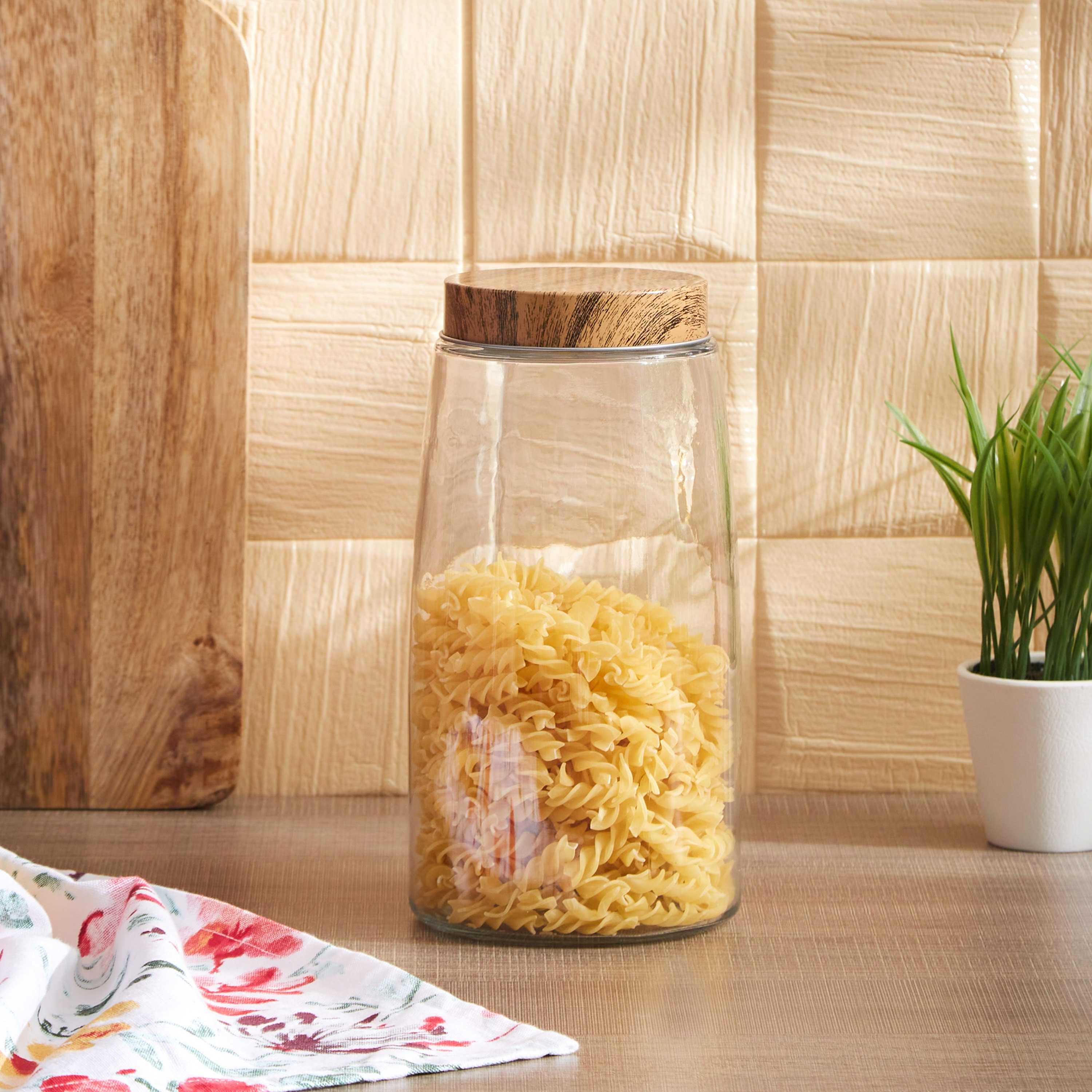 جرّة زجاج بغطاء من تريندي - 2 لتر-hbxhomeware-hbxkitchen-image-1
