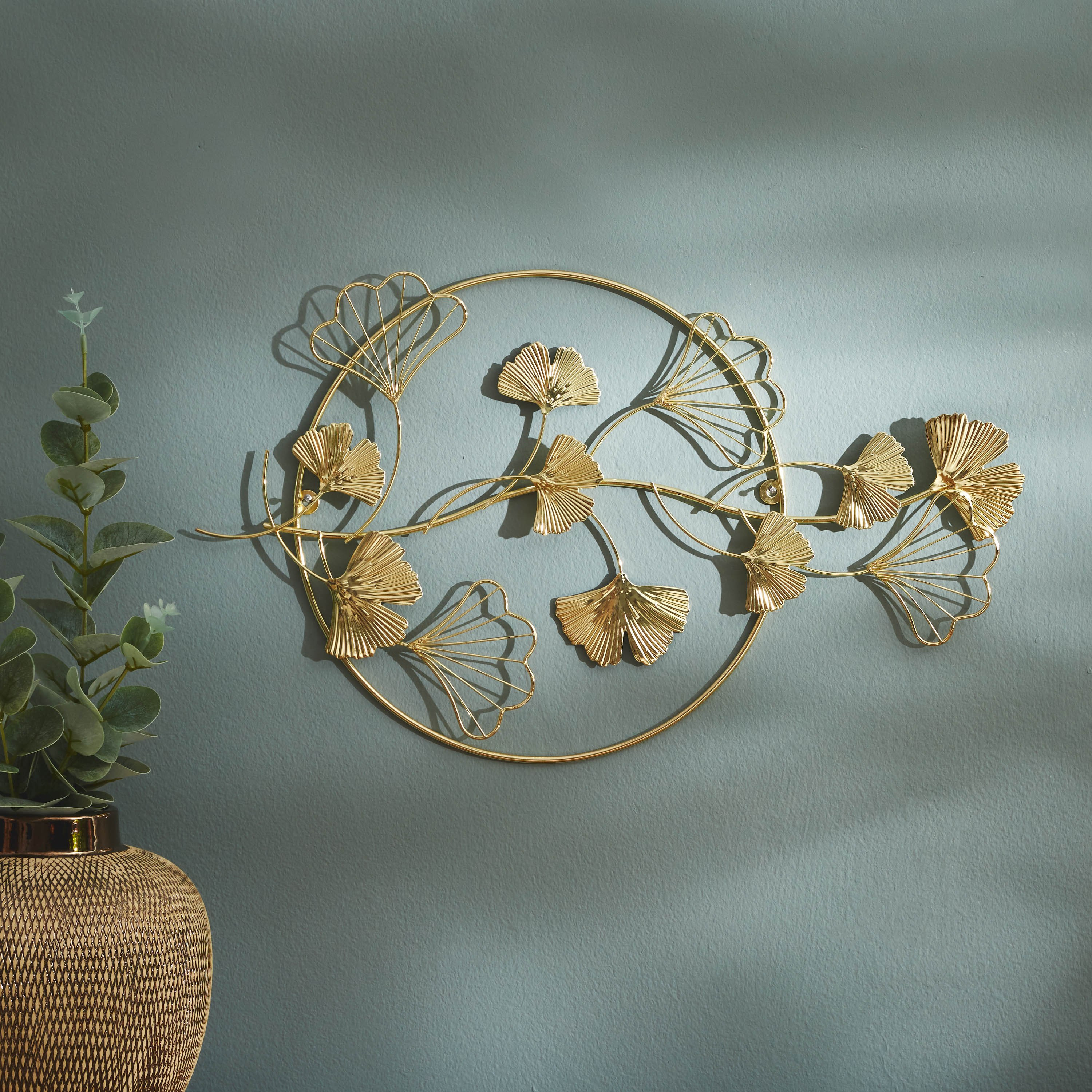 زينة حائط معدنية بتصميم أوراق جينكو في دائرة من نورا - 48x2x28 سم-hbxdiningroom-walldecor-wallart-image-1